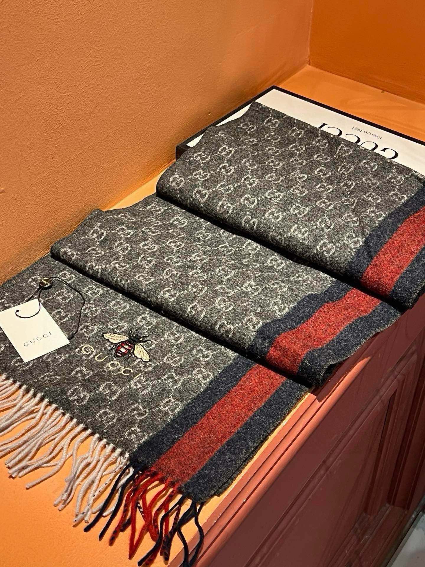 GUCCI SCARF 180 CM IN BLACK CASHMERE WITH BEE PATTERN 396473