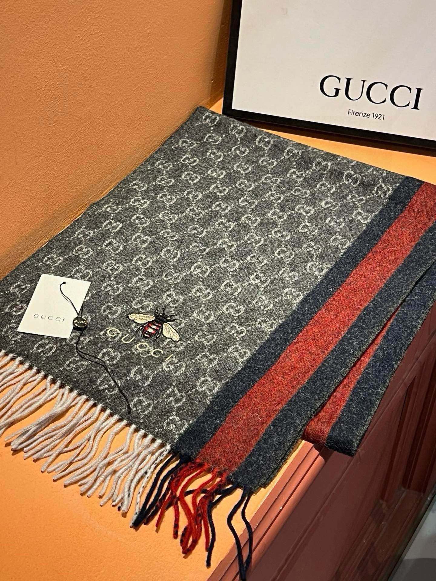 GUCCI SCARF 180 CM IN BLACK CASHMERE WITH BEE PATTERN 396473