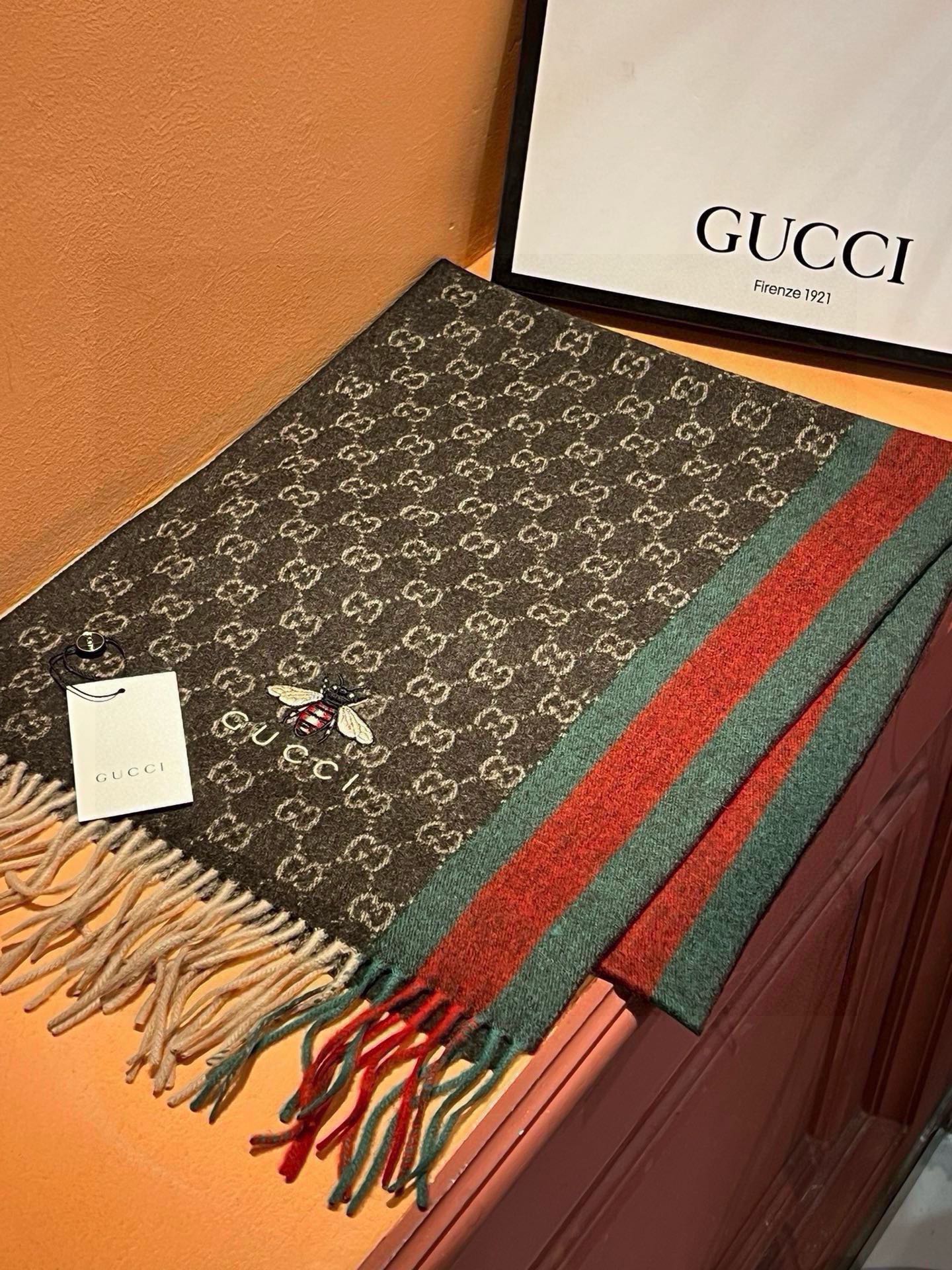 GUCCI SCARF 180 CM IN CAROB BROWN CASHMERE WITH BEE PATTERN 396475