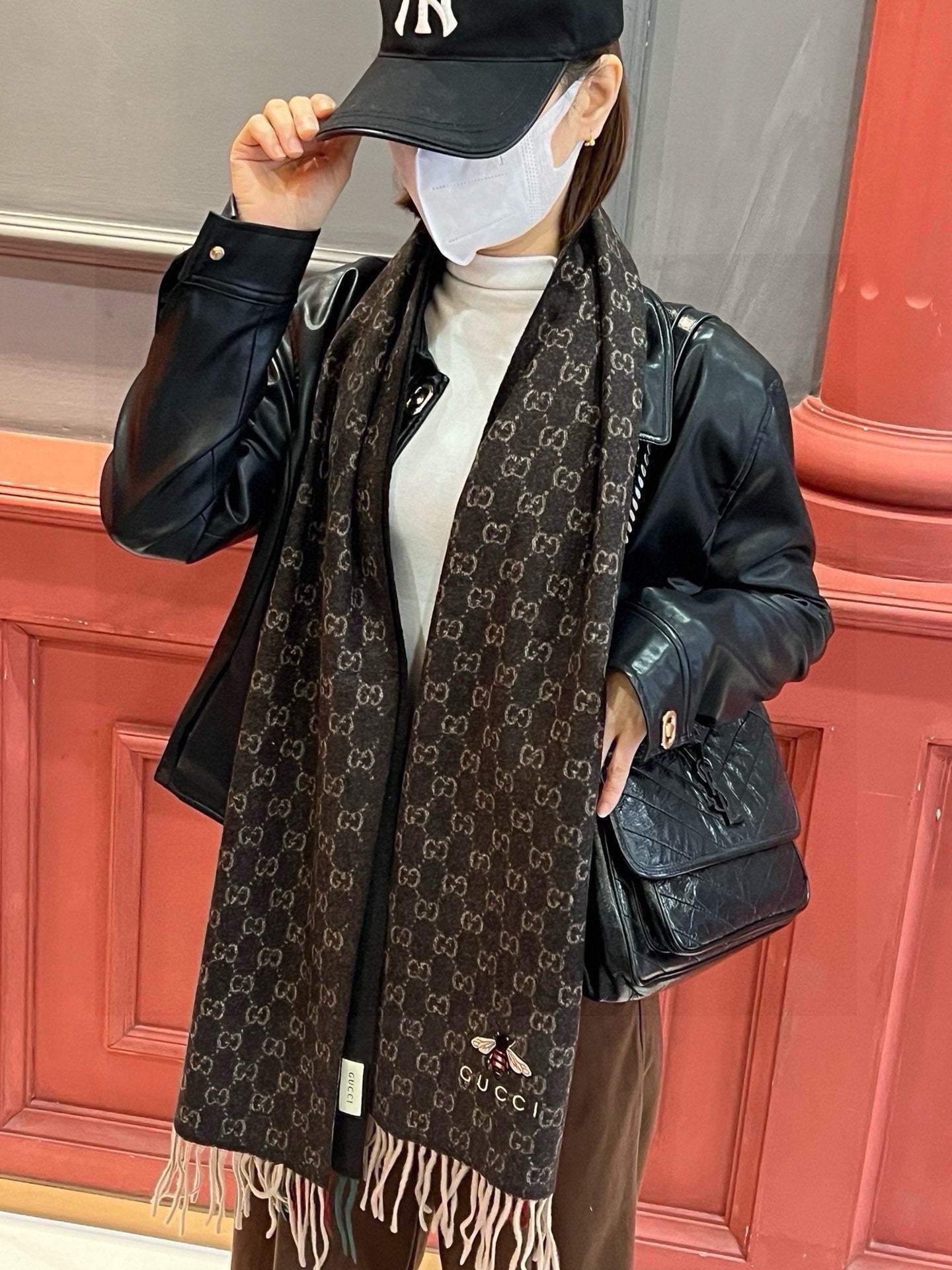 GUCCI SCARF 180 CM IN CAROB BROWN CASHMERE WITH BEE PATTERN 396475