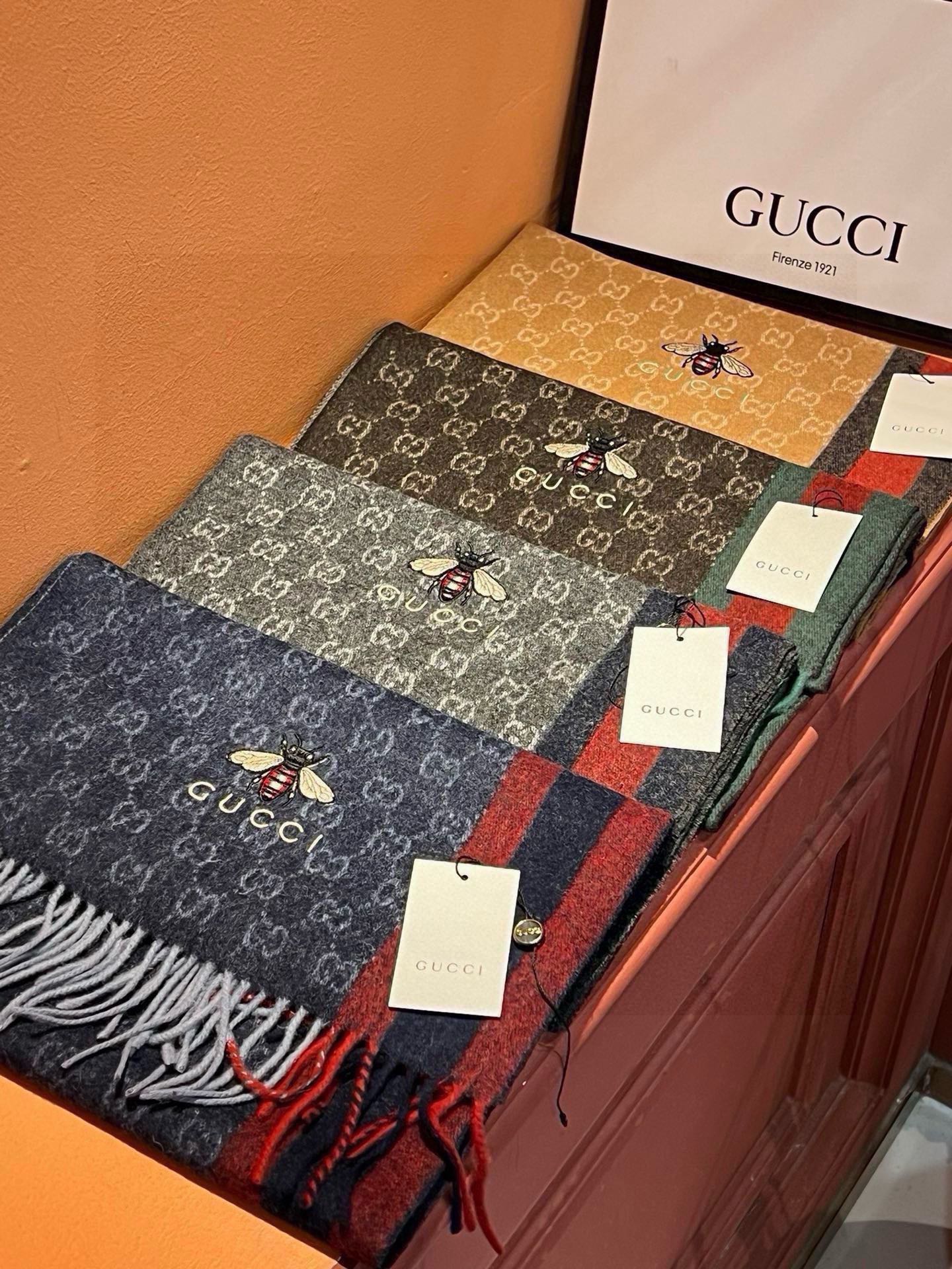 GUCCI SCARF 180 CM IN CAROB BROWN CASHMERE WITH BEE PATTERN 396475