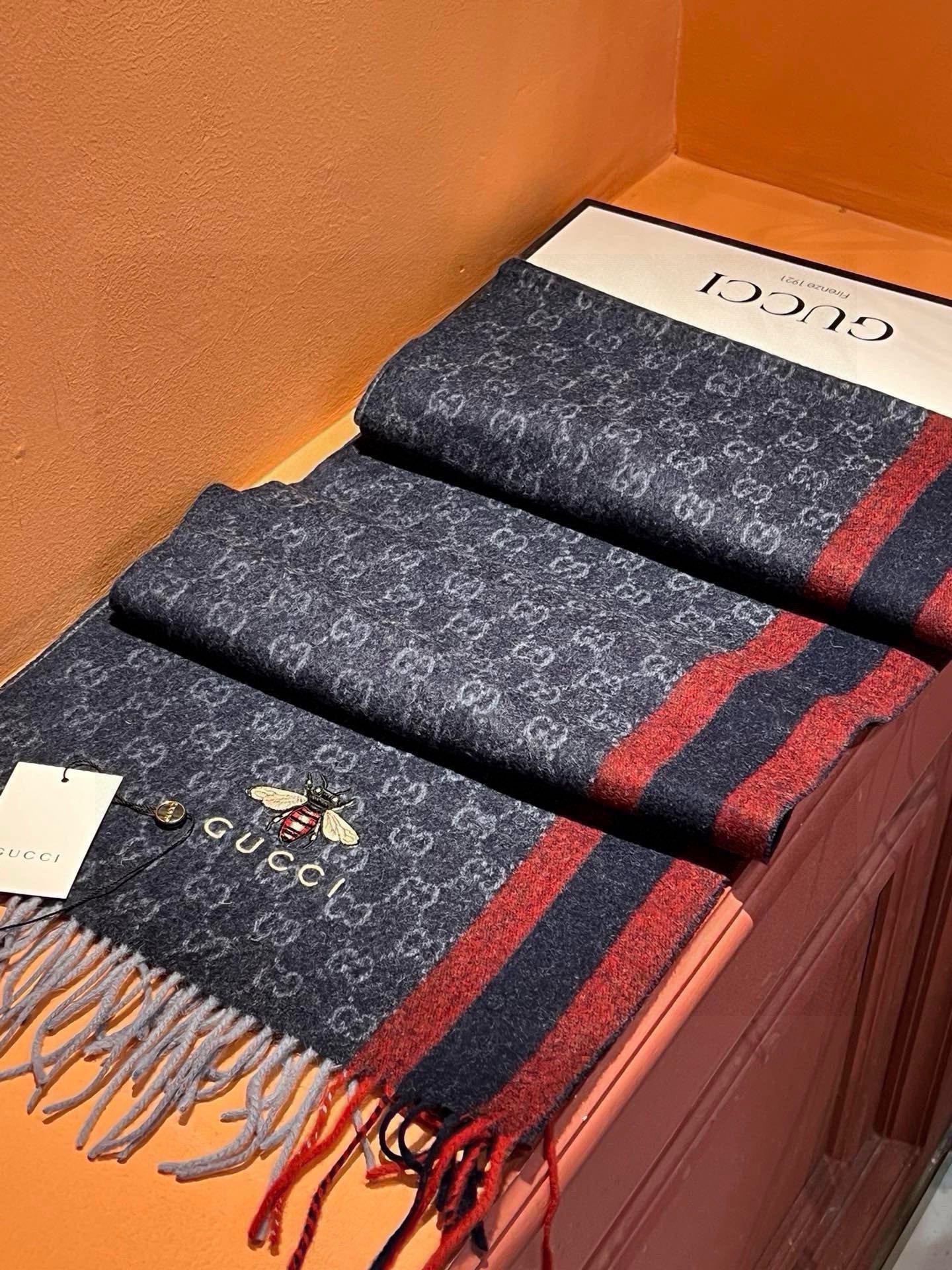 GUCCI SCARF 180 CM IN NAVY BLUE CASHMERE WITH BEE PATTERN 396476
