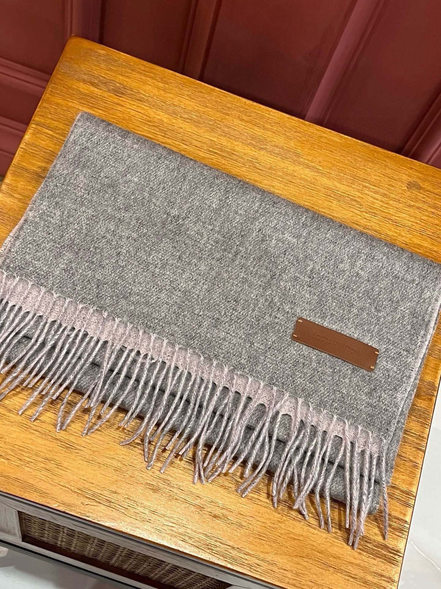 LOUIS VUITTON SCARF 180 CM IN DOVE GRAY CASHMERE 396481