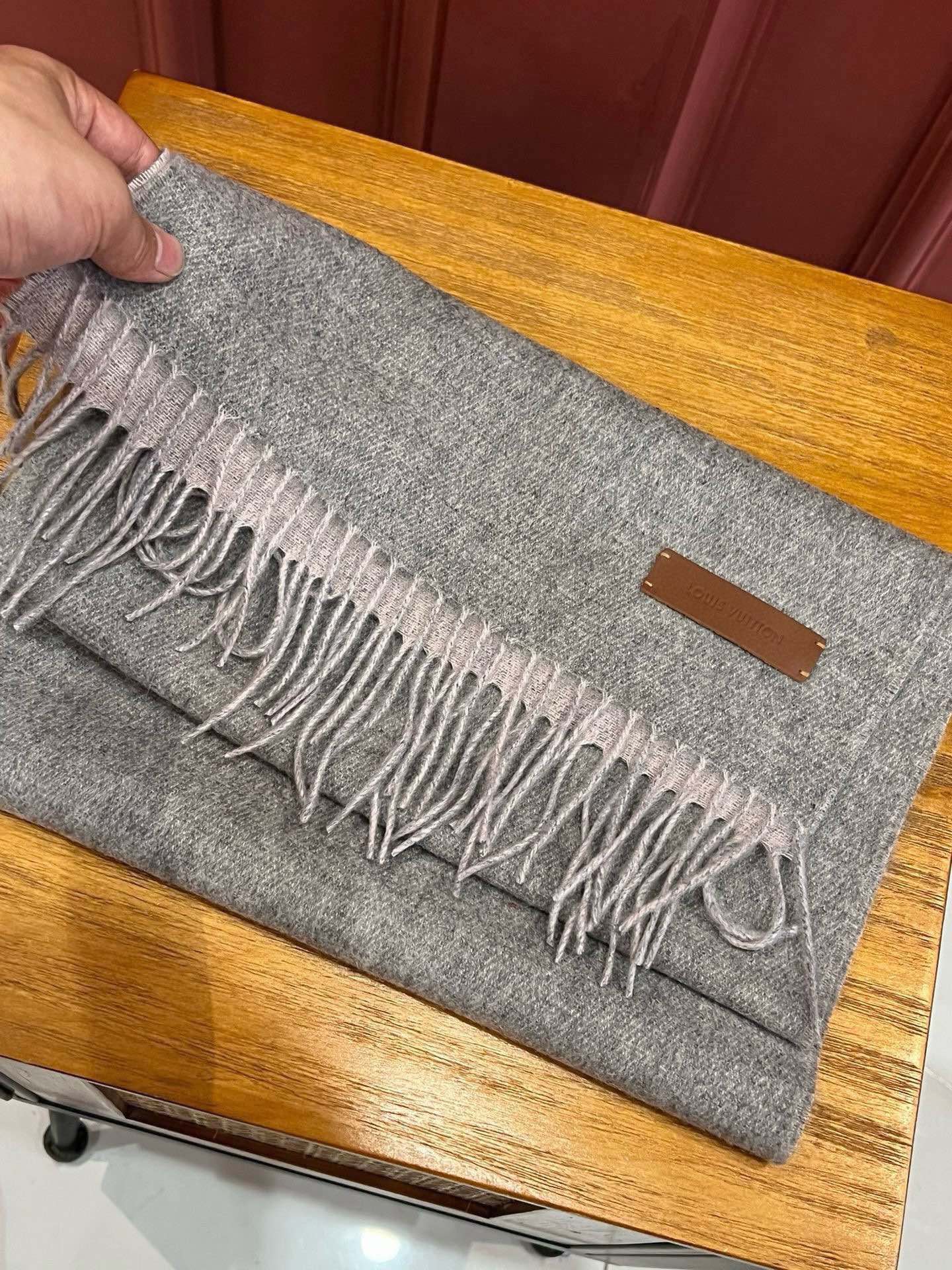 LOUIS VUITTON SCARF 180 CM IN DOVE GRAY CASHMERE 396481