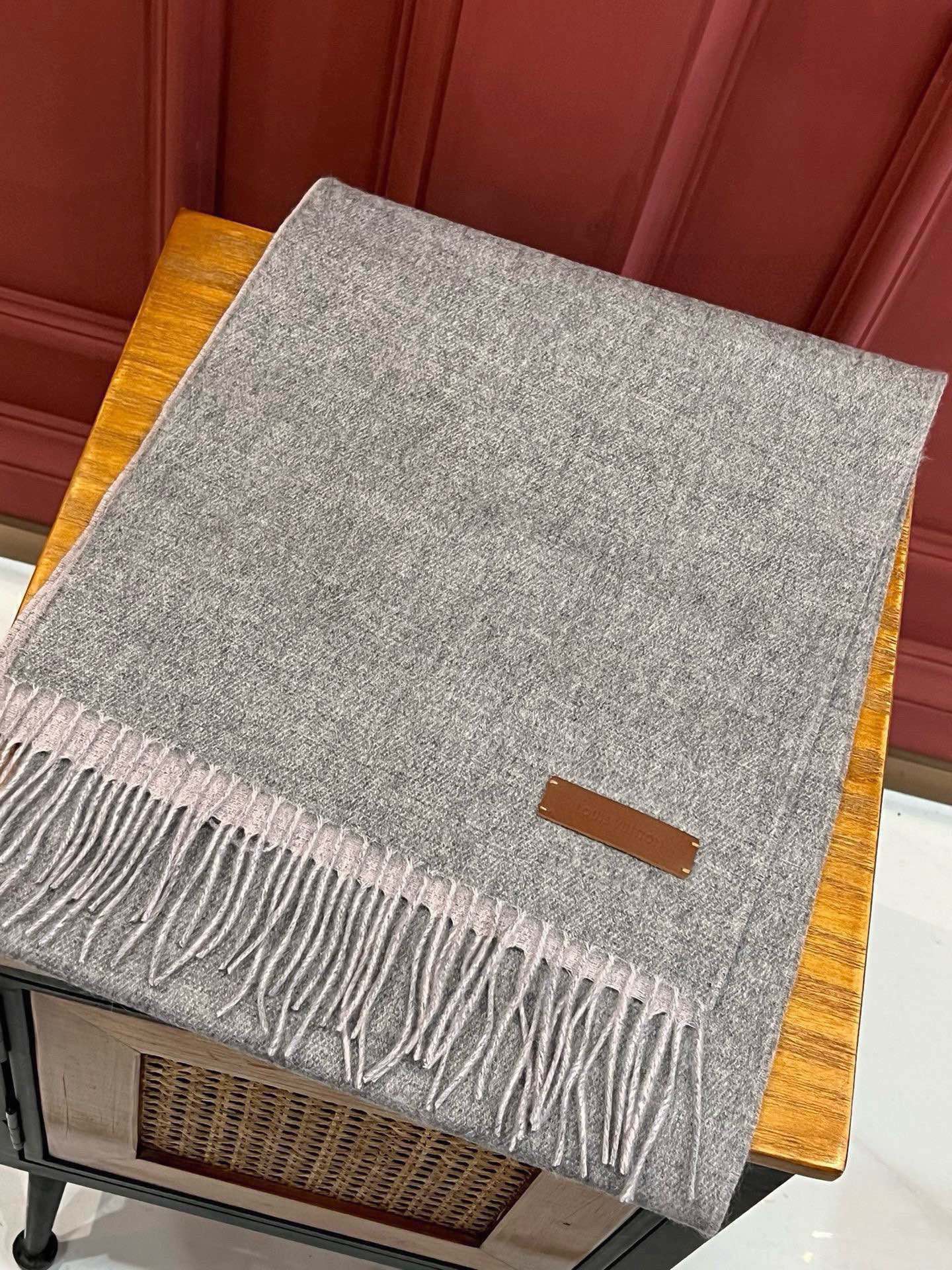 LOUIS VUITTON SCARF 180 CM IN DOVE GRAY CASHMERE 396481