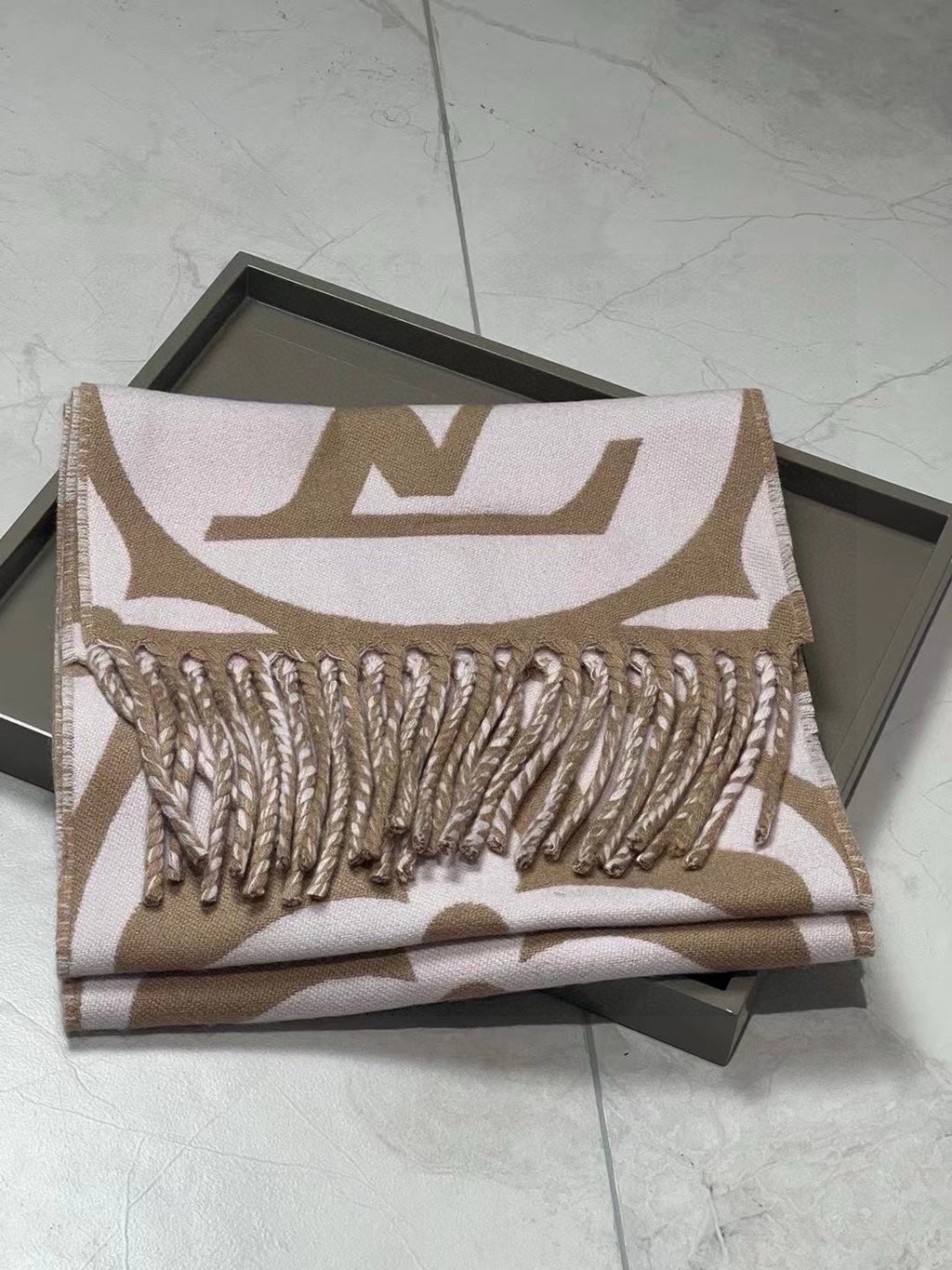 LOUIS VUITTON MEDALLION SCARF 235 CM IN PEANUT BROWN MIX WHITE WOOL 399899