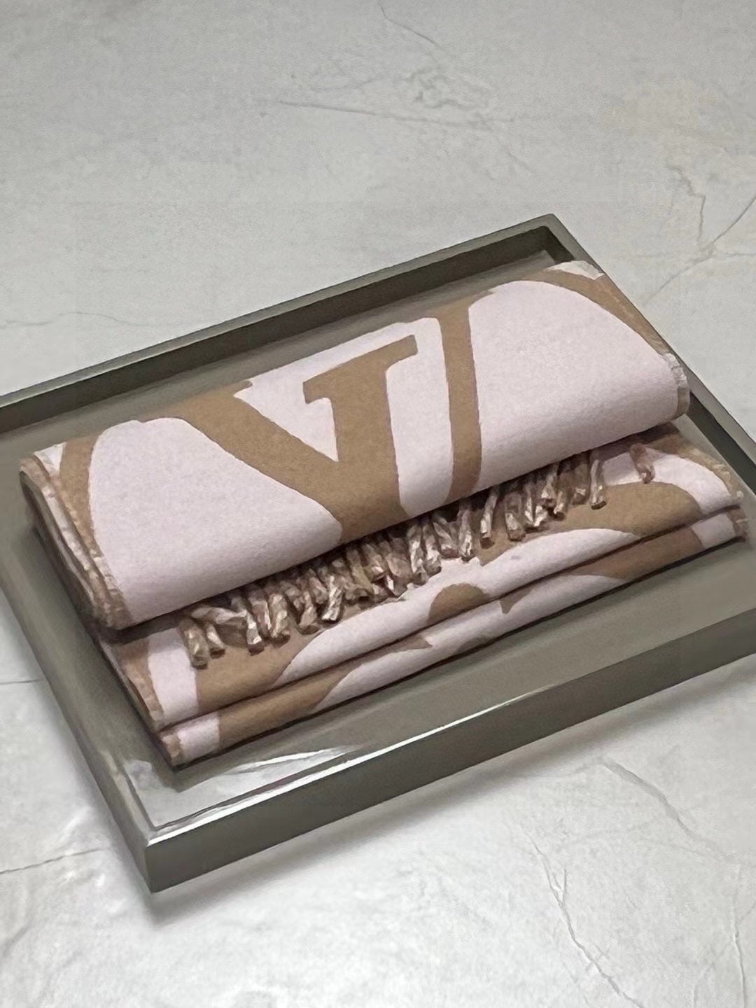 LOUIS VUITTON MEDALLION SCARF 235 CM IN PEANUT BROWN MIX WHITE WOOL 399899