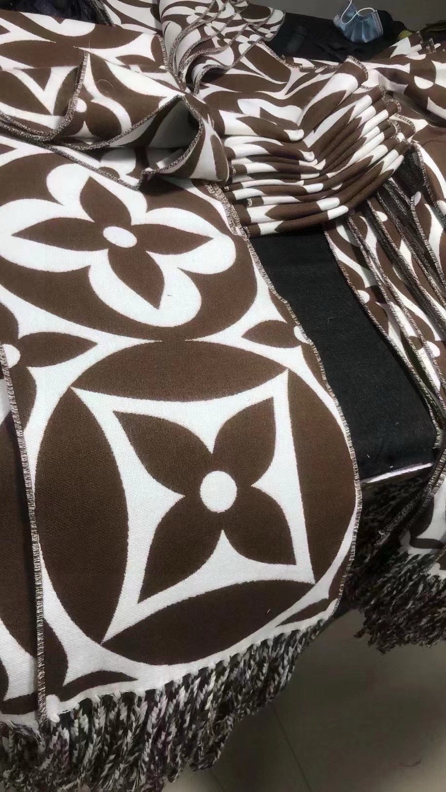 LOUIS VUITTON MEDALLION SCARF 235 CM IN CHOCOLATE BROWN MIX WHITE WOOL 399900