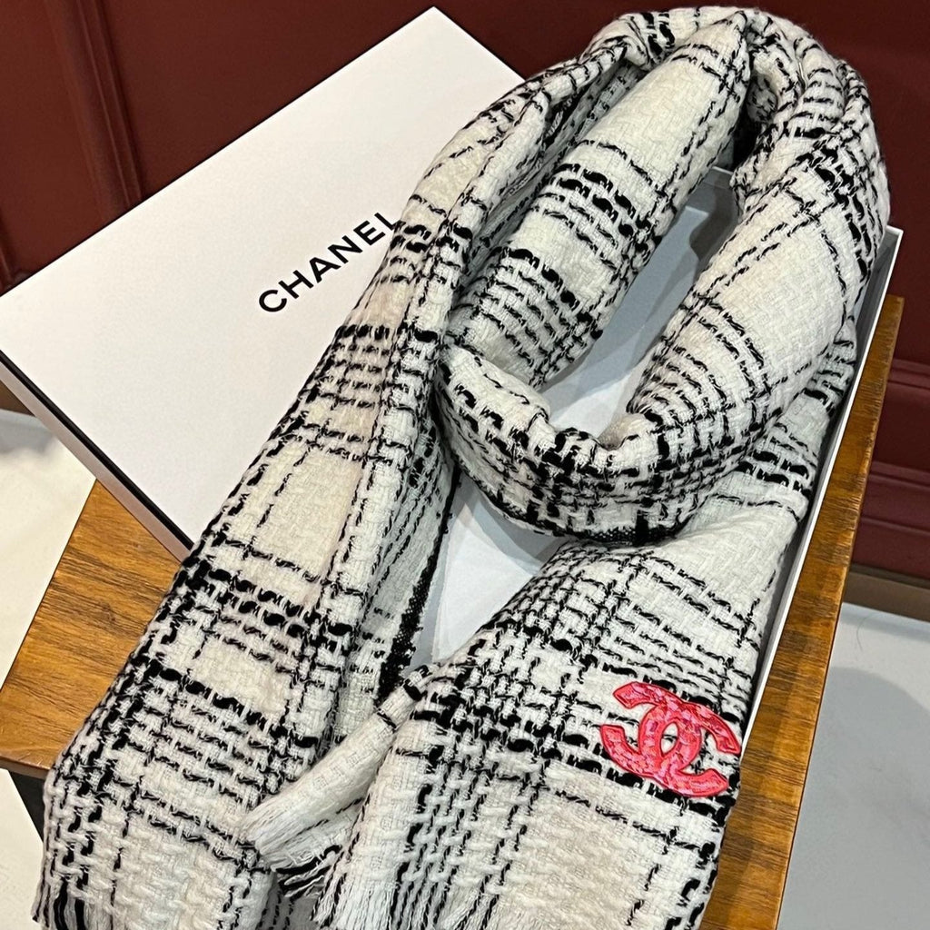 CHANEL SCARF 200 CM IN WHITE CASHMERE 402146