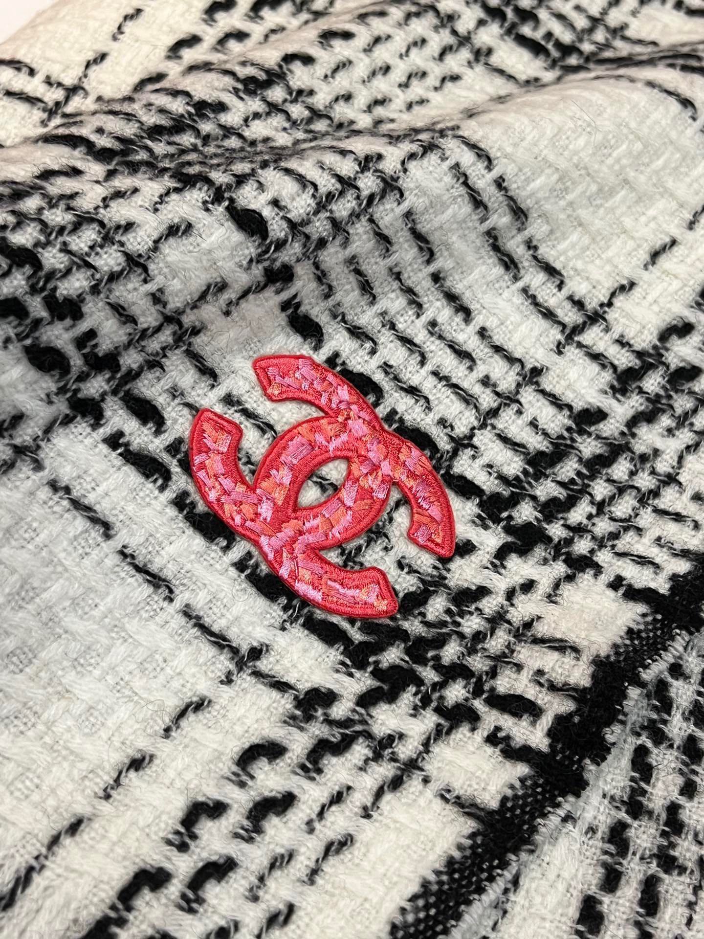 CHANEL SCARF 200 CM IN WHITE CASHMERE 402146
