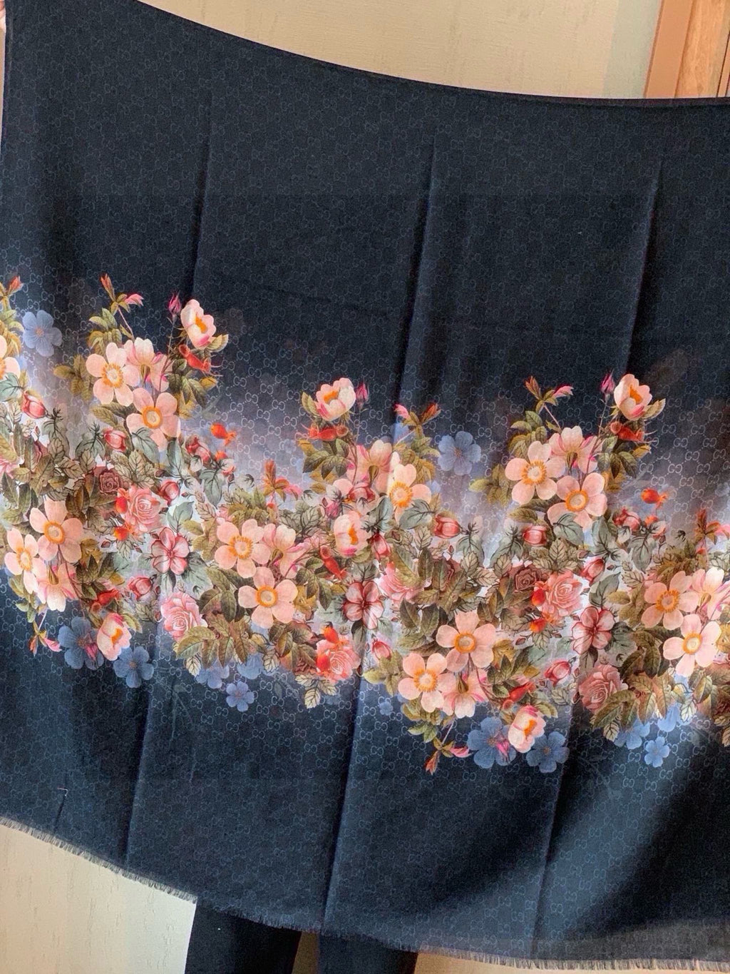 GUCCI SCARF 200 CM IN BLACK CASHMERE WITH COLORFUL FLOWER 405252