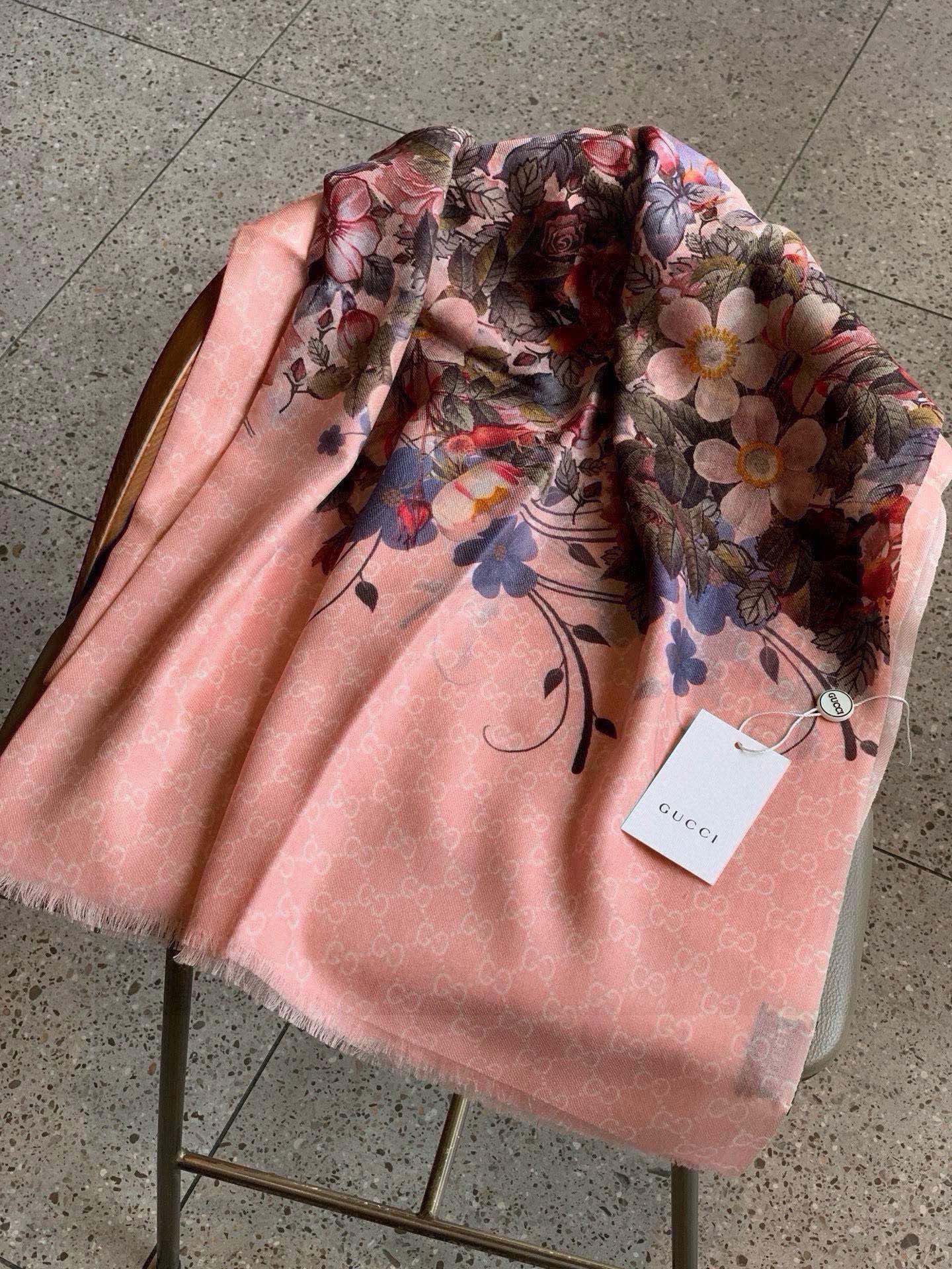 GUCCI SCARF 200 CM IN BLUSH PINK CASHMERE WITH COLORFUL FLOWER 405253