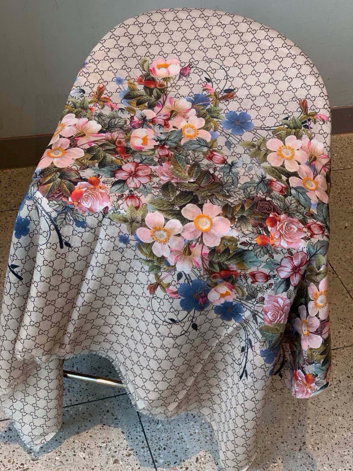 GUCCI SCARF 200 CM IN MEDIUM BROWN CASHMERE WITH COLORFUL FLOWER 405254