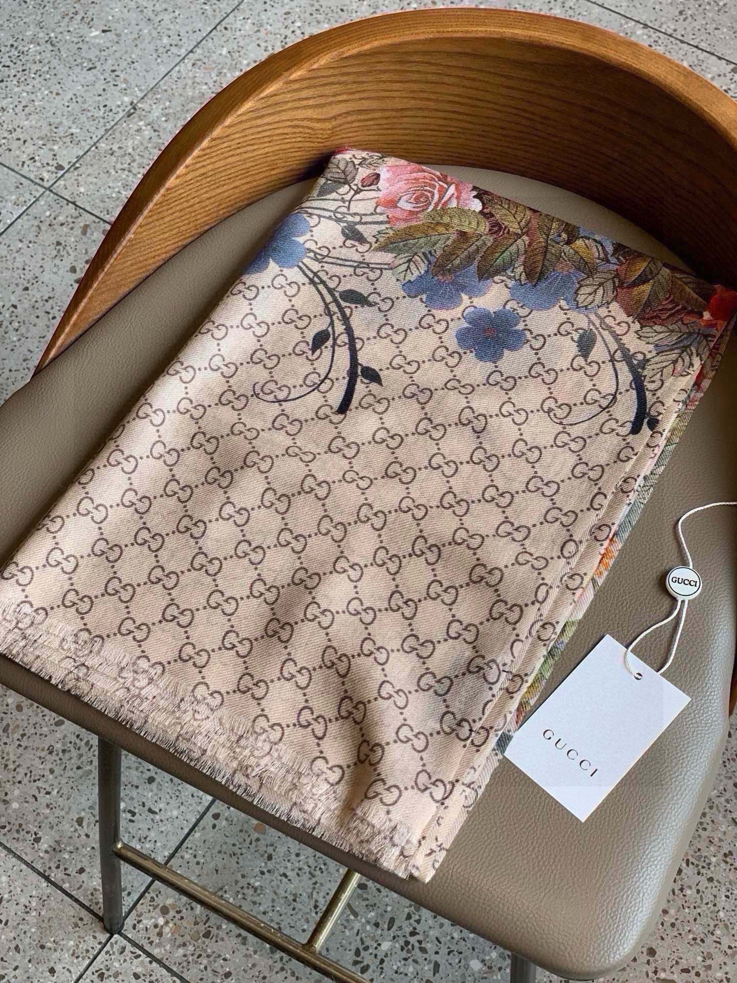 GUCCI SCARF 200 CM IN MEDIUM BROWN CASHMERE WITH COLORFUL FLOWER 405254