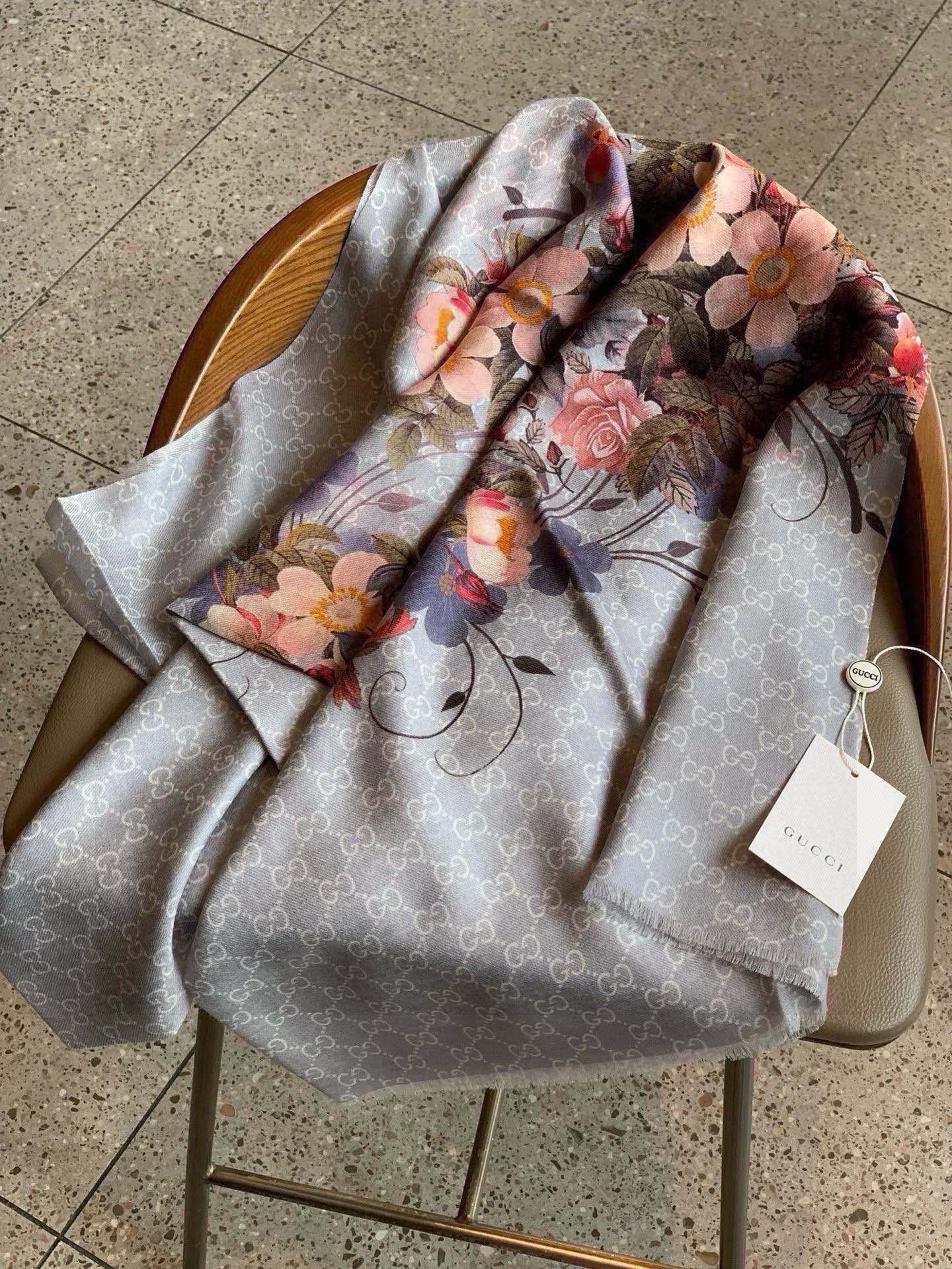 GUCCI SCARF 200 CM IN DOVE GRAY CASHMERE WITH COLORFUL FLOWER 405255