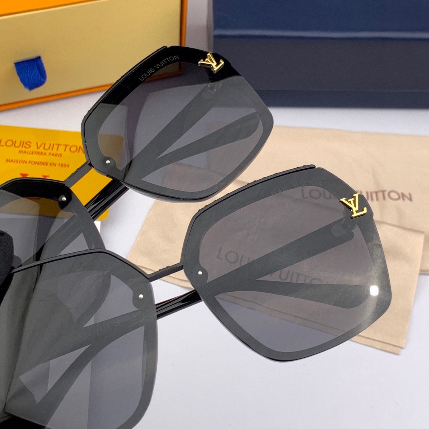 LOUIS VUITTON SQUARE SUNGLASSES L30157 IN BLACK ACETATE MONOGRAM LOGO