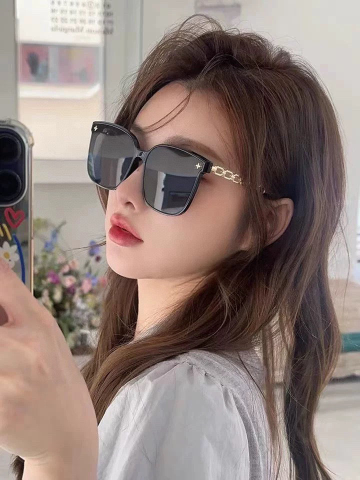 LOUIS VUITTON CHAIN SQUARE SUNGLASSES L8233 IN ACETATE