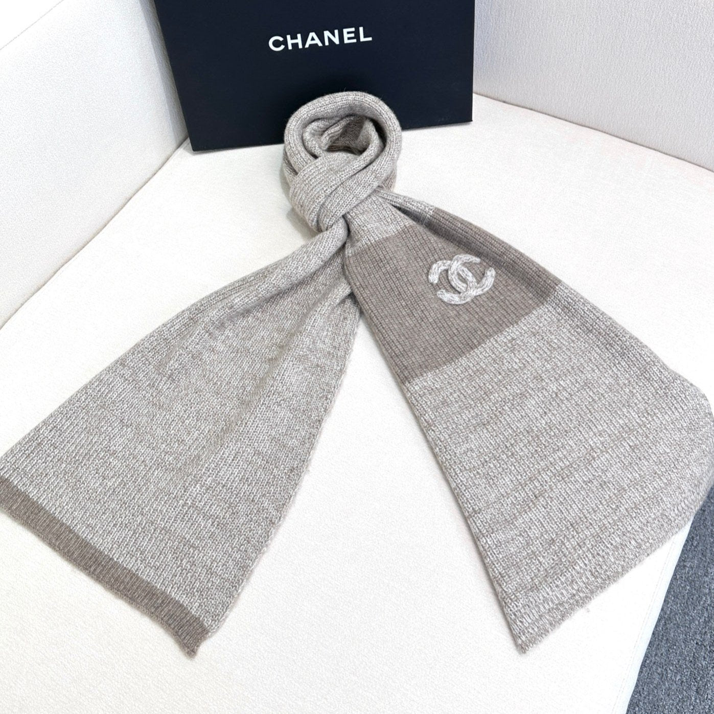 CHANEL SCARF 180 CM IN KHAKI BROWN CASHMERE 389978