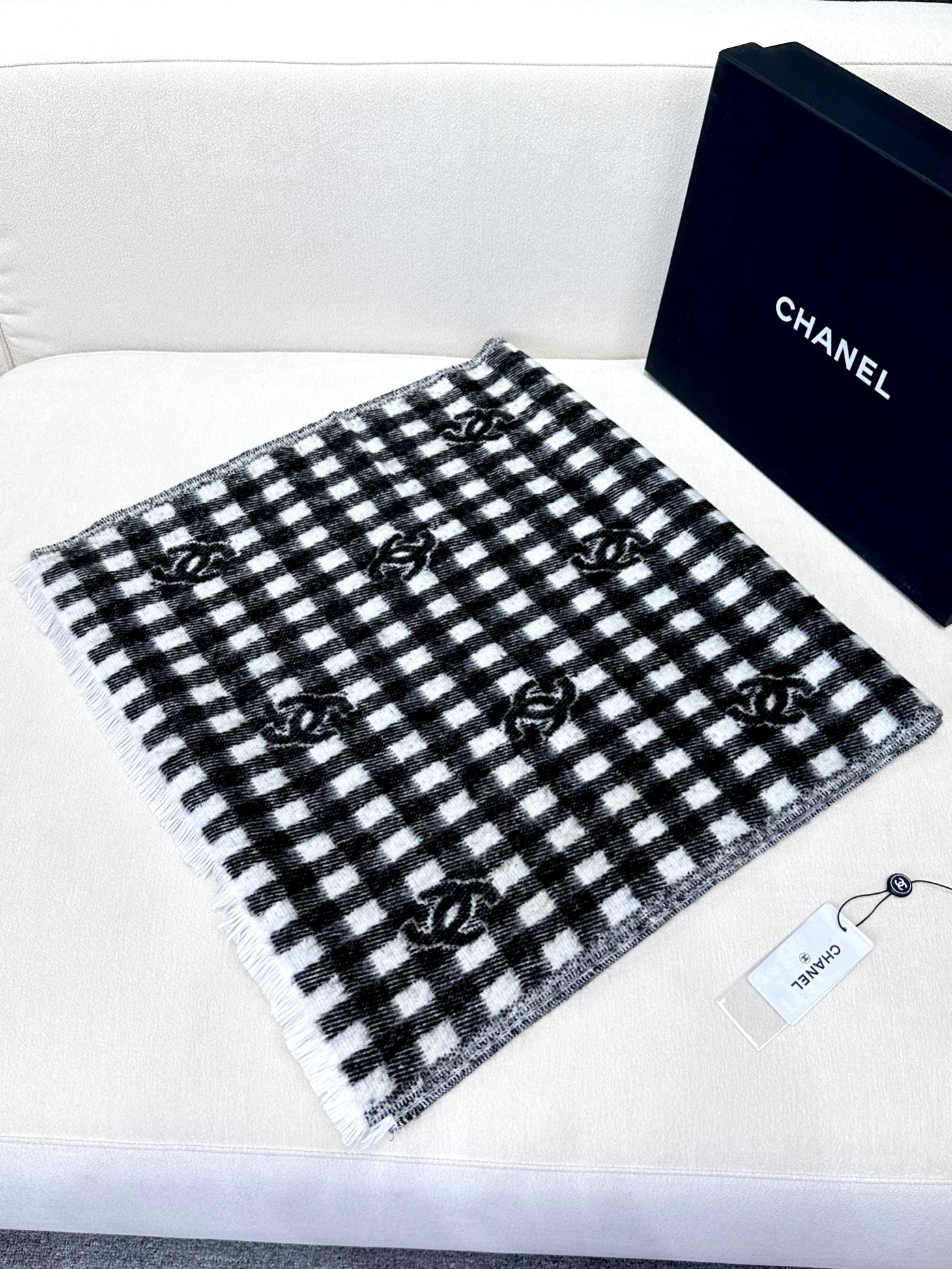 CHANEL SCARF 190 CM IN BLACK MIX WHITE CARO CASHMERE AND WOOL 390944