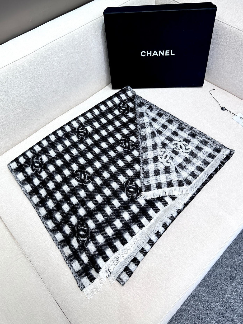 CHANEL SCARF 190 CM IN BLACK MIX WHITE CARO CASHMERE AND WOOL 390944