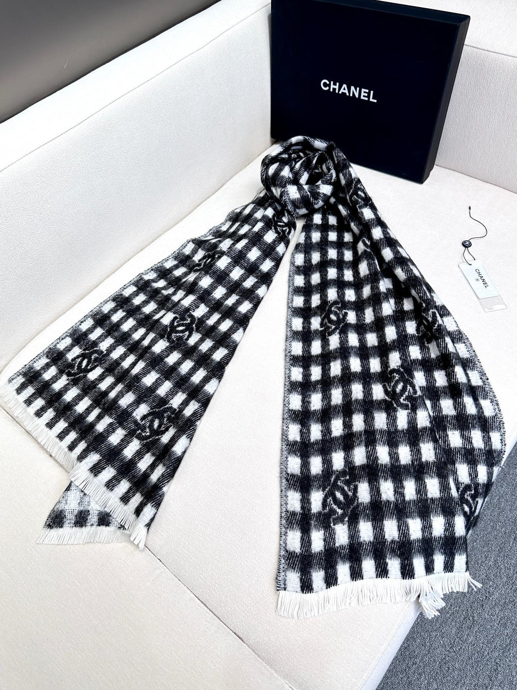 CHANEL SCARF 190 CM IN BLACK MIX WHITE CARO CASHMERE AND WOOL 390944