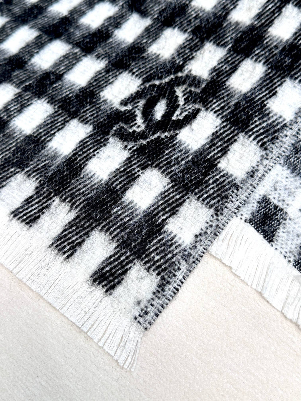 CHANEL SCARF 190 CM IN BLACK MIX WHITE CARO CASHMERE AND WOOL 390944