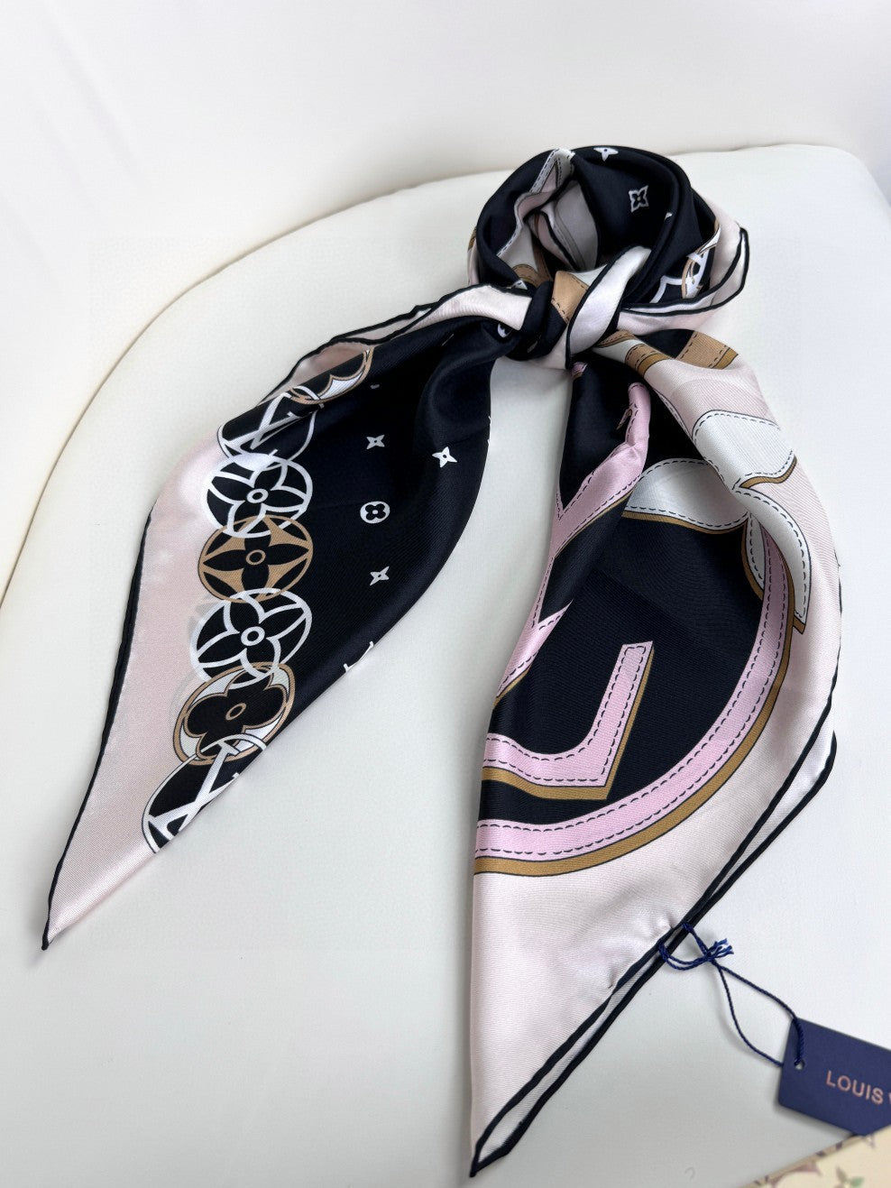LOUIS VUITTON LV SCARF 90 CM IN SILK 720000