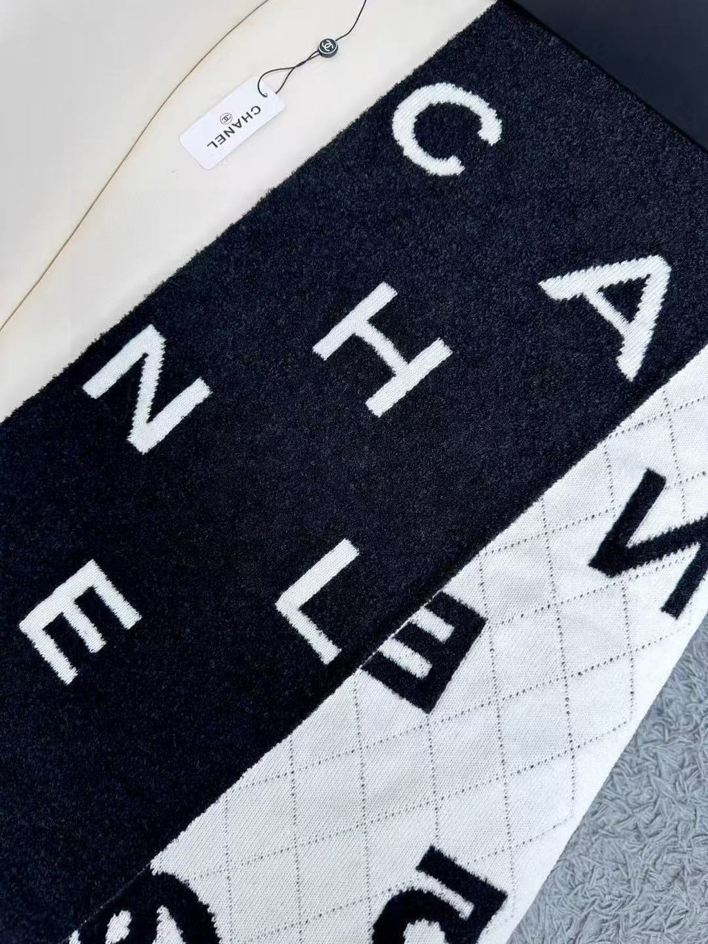 CHANEL 25S SCARF 180 IN CASHMERE 881631