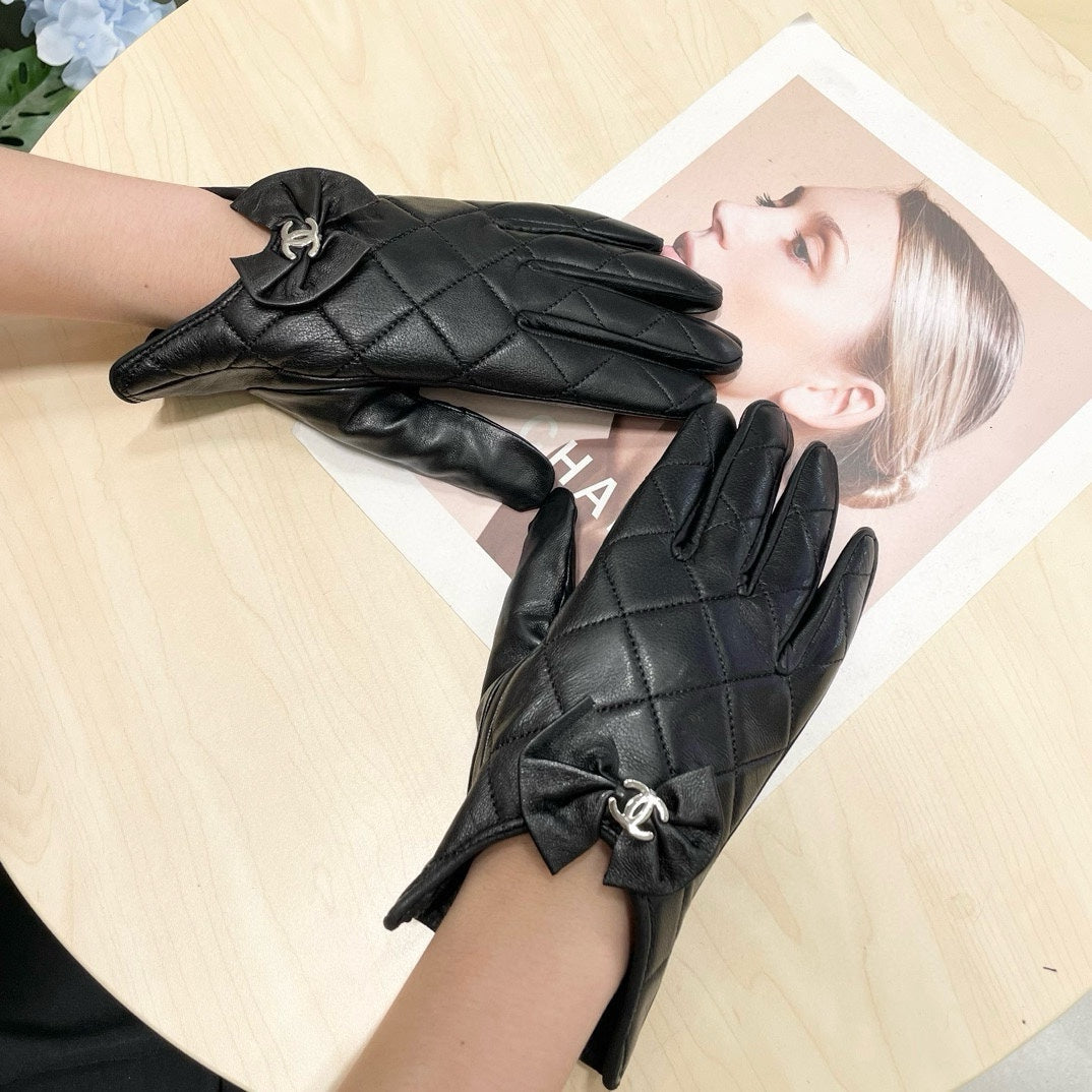 CHANEL GLOVES IN BLACK LAMBSKIN 462417