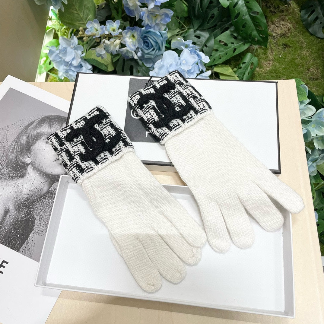CHANEL GLOVES IN WHITE MIX BLACK WOOL KNIT 462430