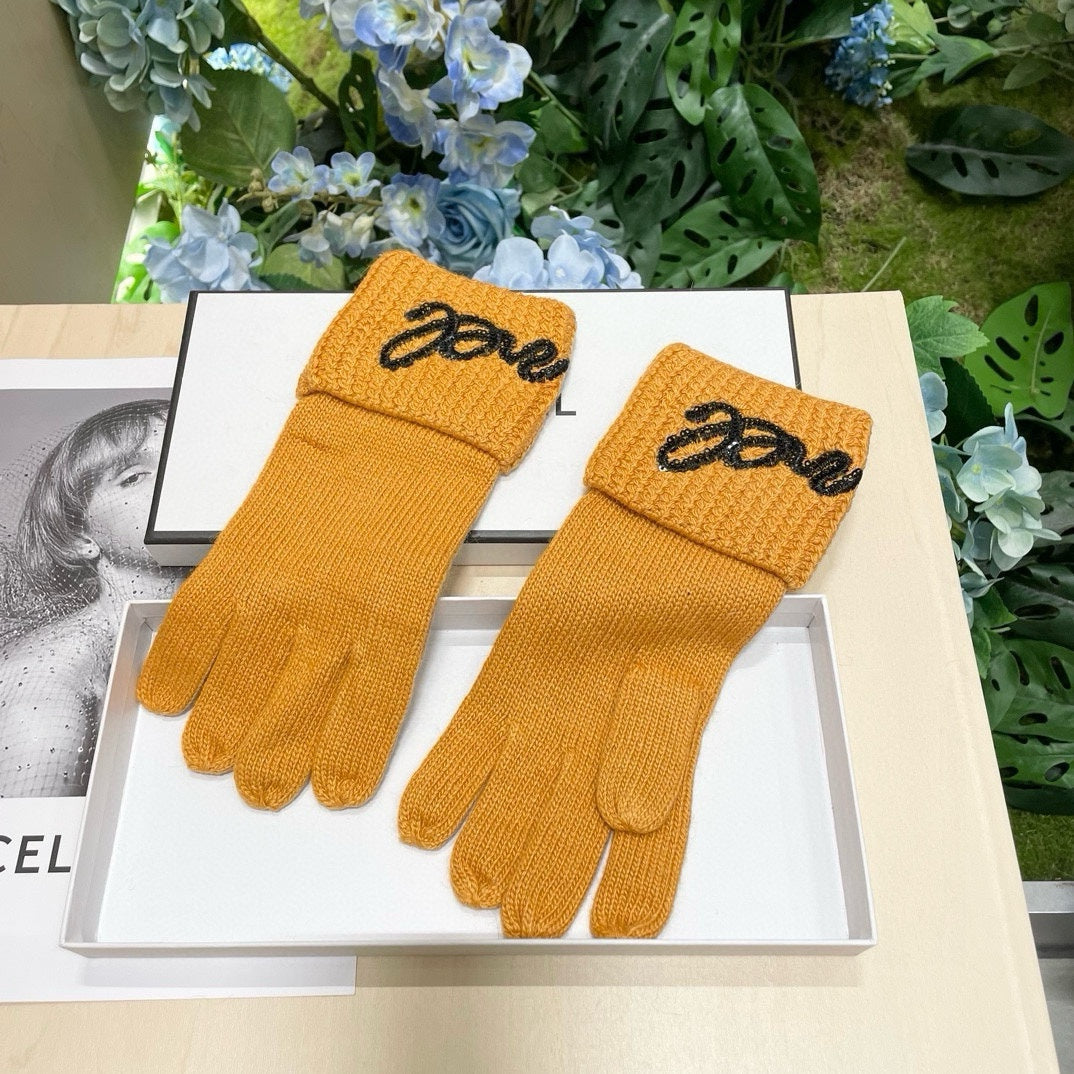 CHANEL GLOVES IN MUSTARD YELLOW WOOL WITH BLACK LOGO 465776