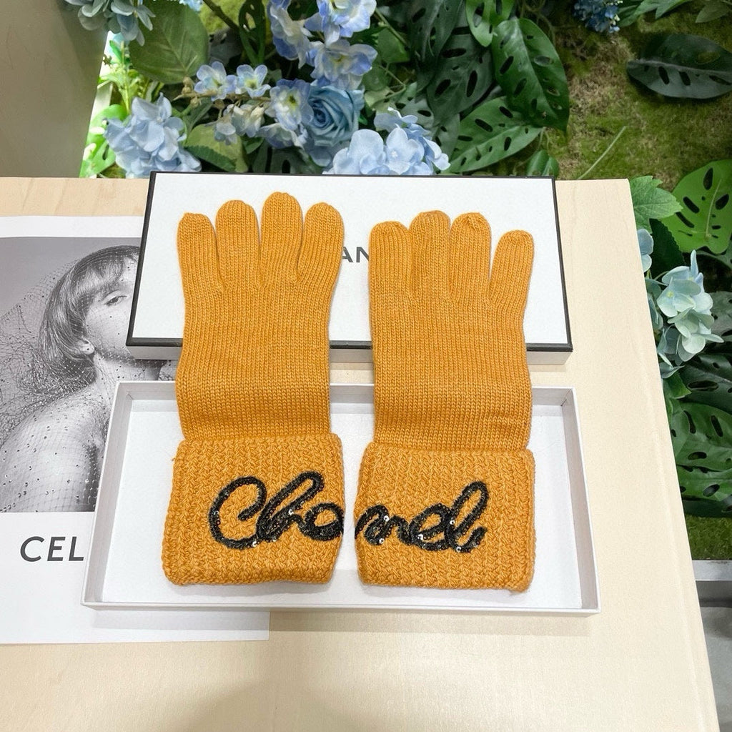 CHANEL GLOVES IN MUSTARD YELLOW WOOL WITH BLACK LOGO 465776