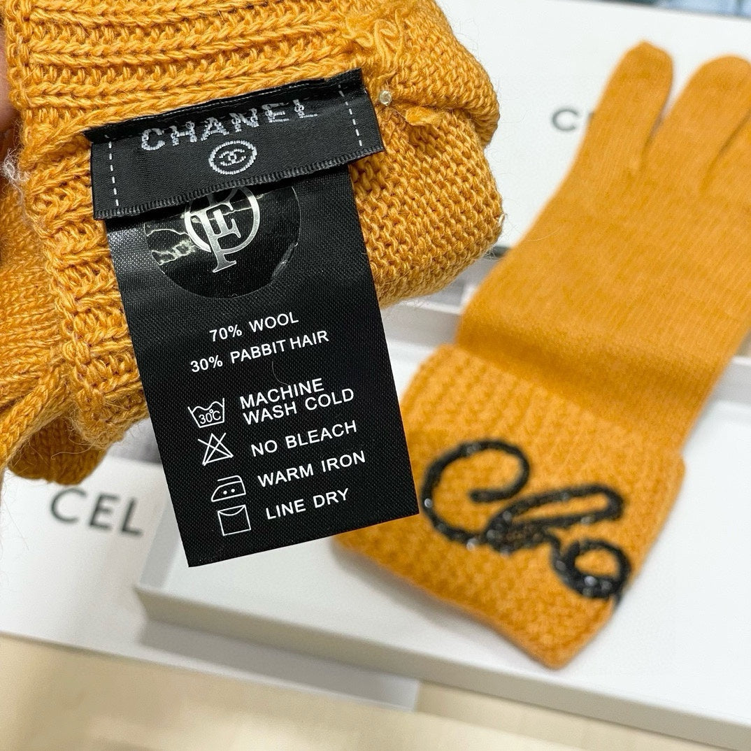 CHANEL GLOVES IN MUSTARD YELLOW WOOL WITH BLACK LOGO 465776