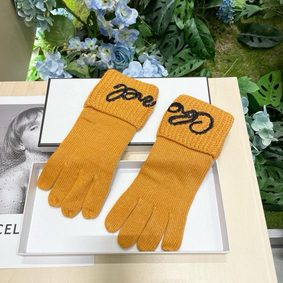 CHANEL GLOVES IN MUSTARD YELLOW WOOL WITH BLACK LOGO 465776
