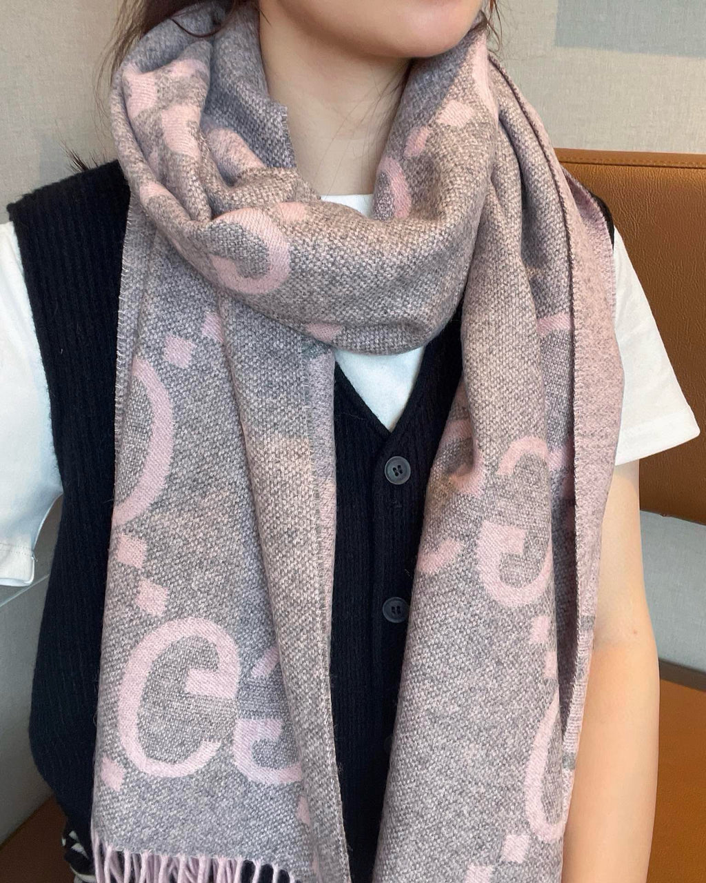 GUCCI JACQUARD PATTERN KNIT SCARF 195 CM WITH TASSELS HARBOR GRAY MIX LIGHT PINK 403748