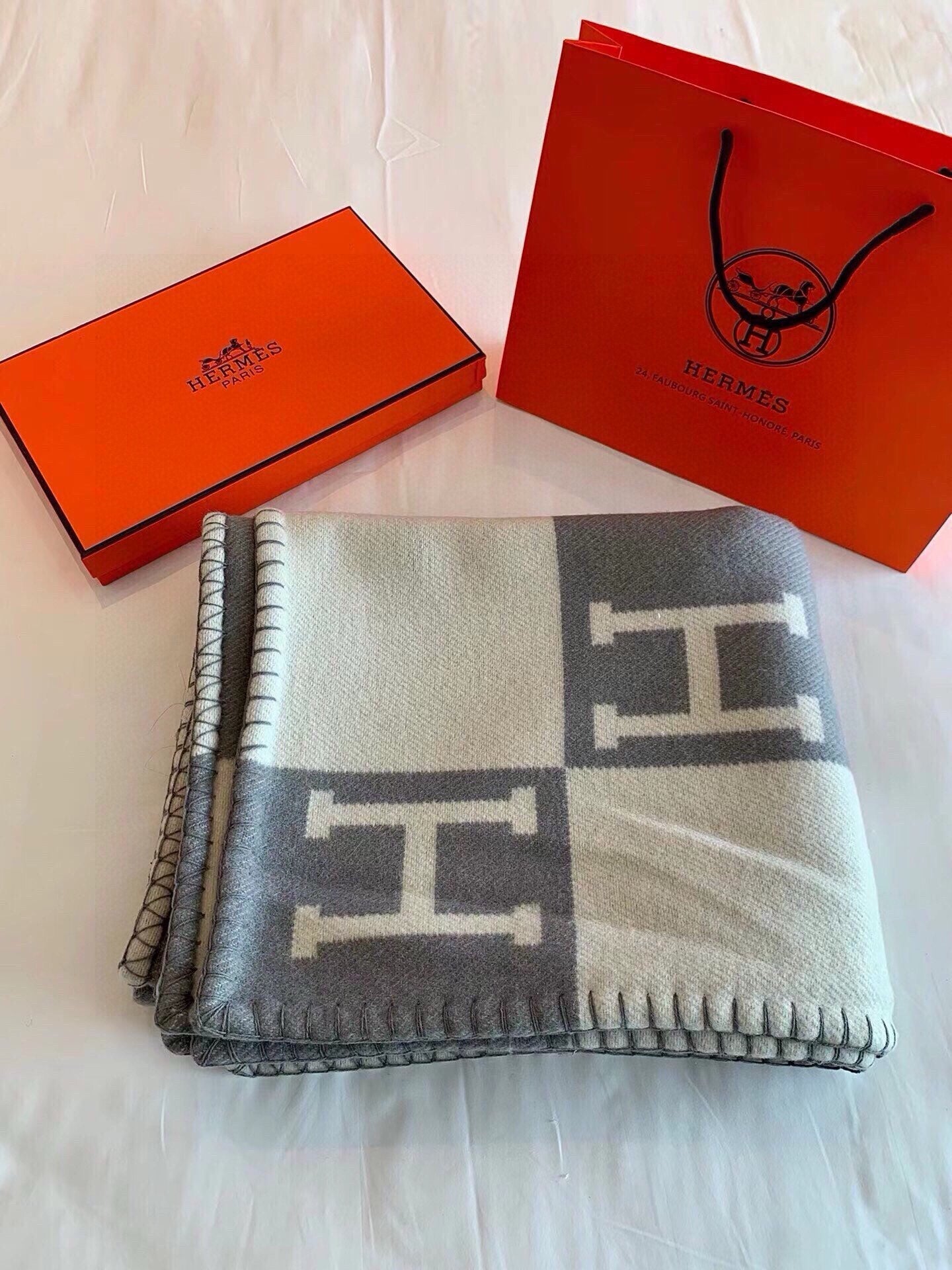 HERMES TIGRE BAYADERE BLANAVALON III THROW BLANKET IN LIGHT GRAY CASERE 407144