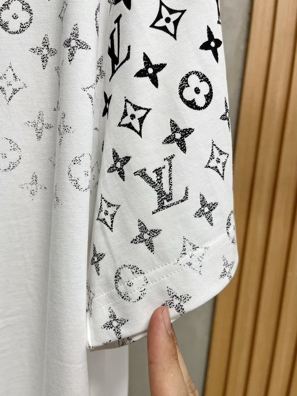 LOUIS VUITTON LV T-SHIRT IN WHITE MONOGRAM COTTON 238857