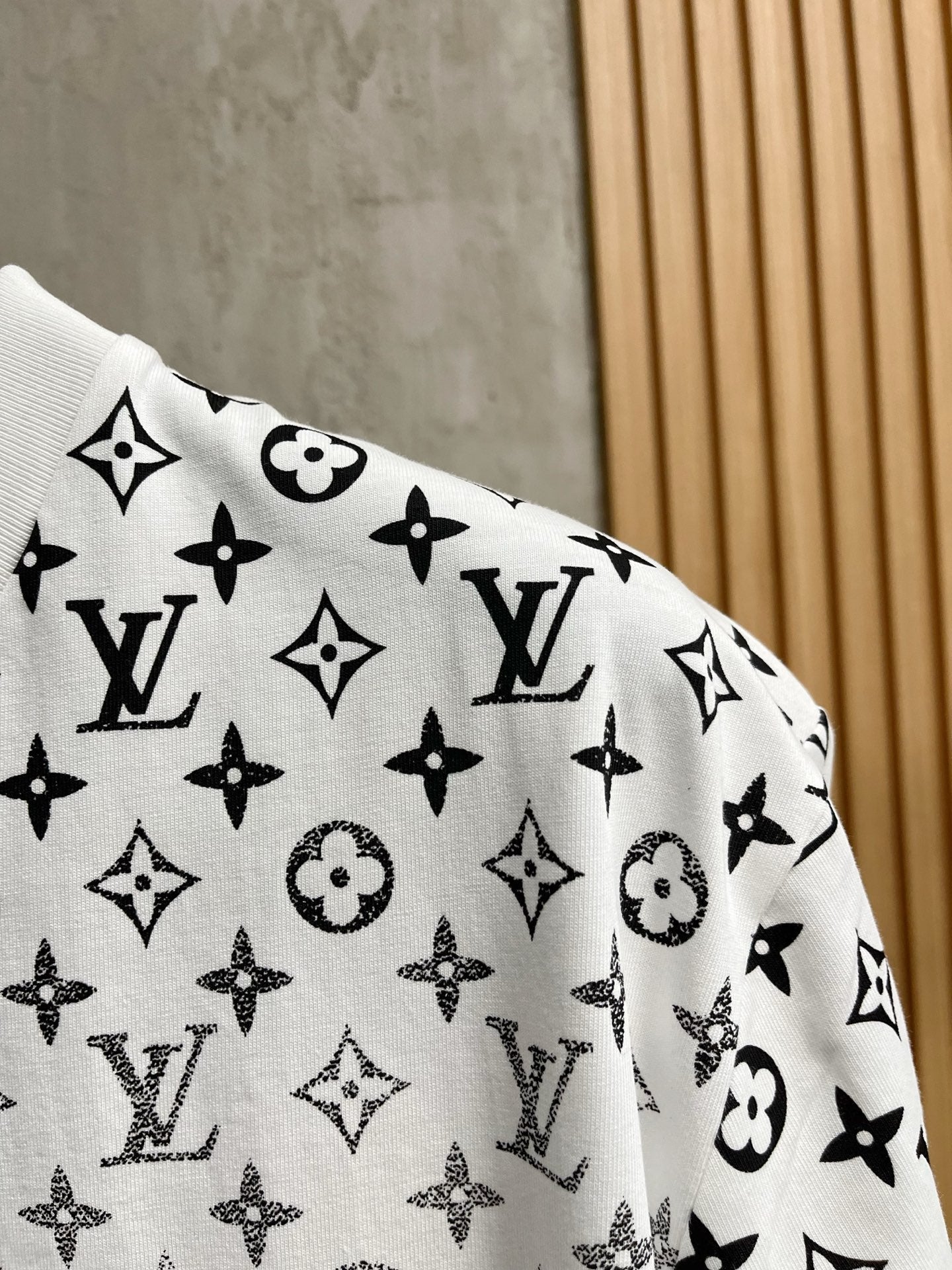 LOUIS VUITTON LV T-SHIRT IN WHITE MONOGRAM COTTON 238857