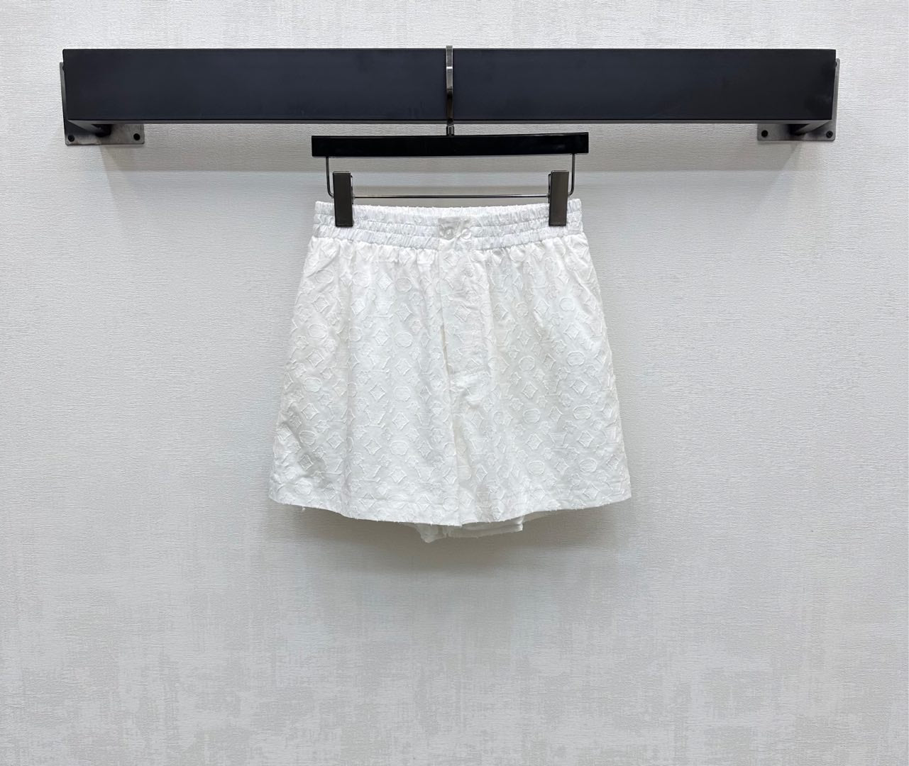 LOUIS VUITTON LV WHITE STRETCH SHORTS 263748