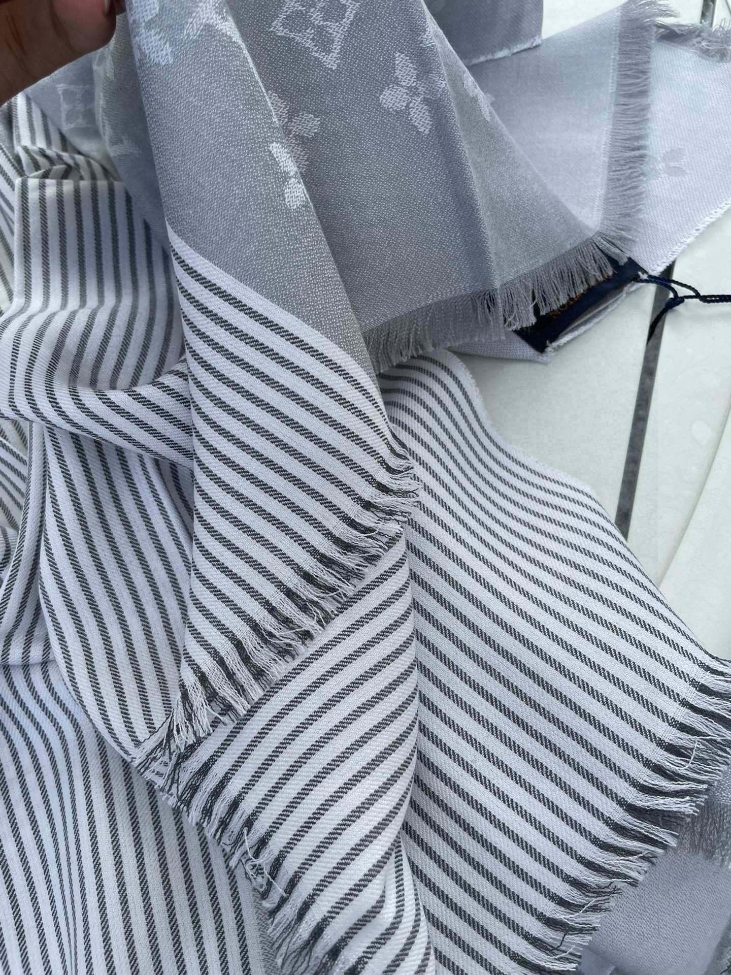 LOUIS VUITTON MONOGRAM SCARF 200 CM IN LIGHT GRAY CASHMERE AND SILK 388079