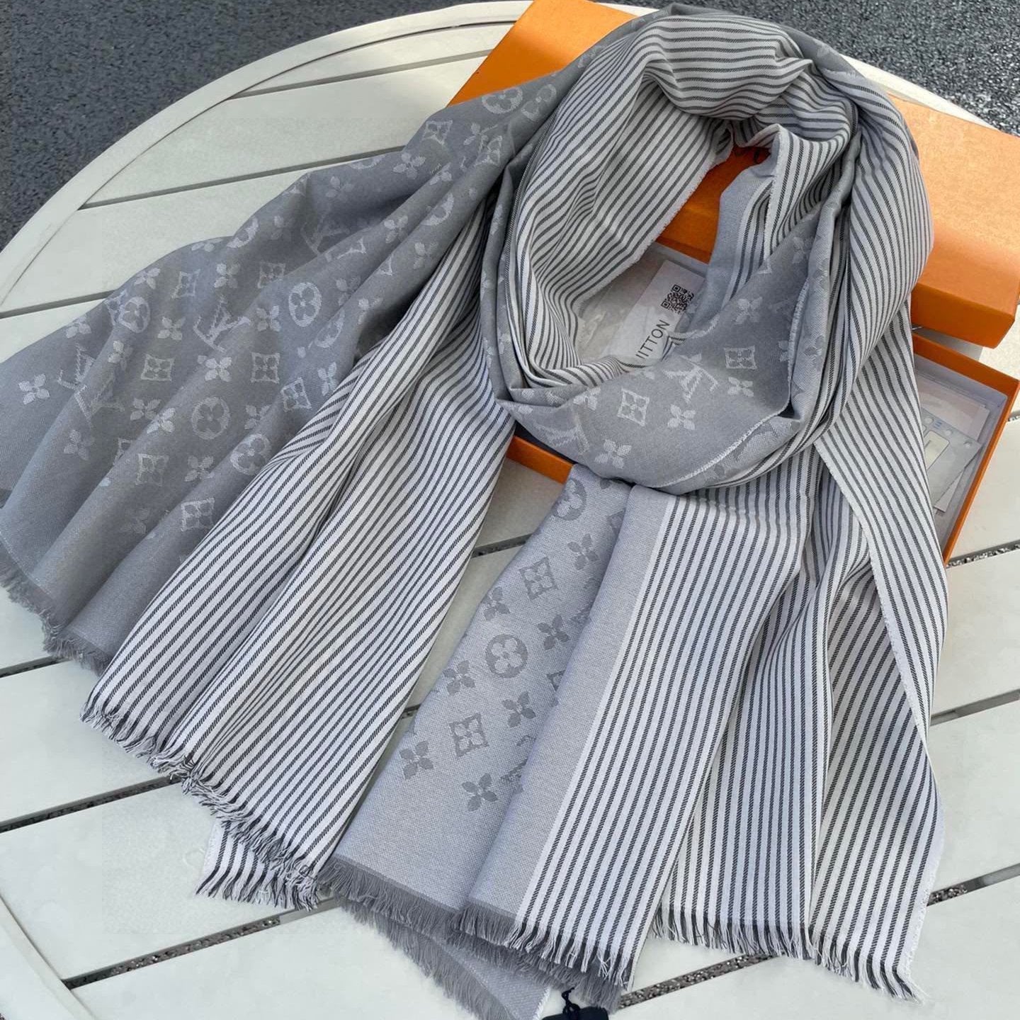 LOUIS VUITTON MONOGRAM SCARF 200 CM IN LIGHT GRAY CASHMERE AND SILK 388079