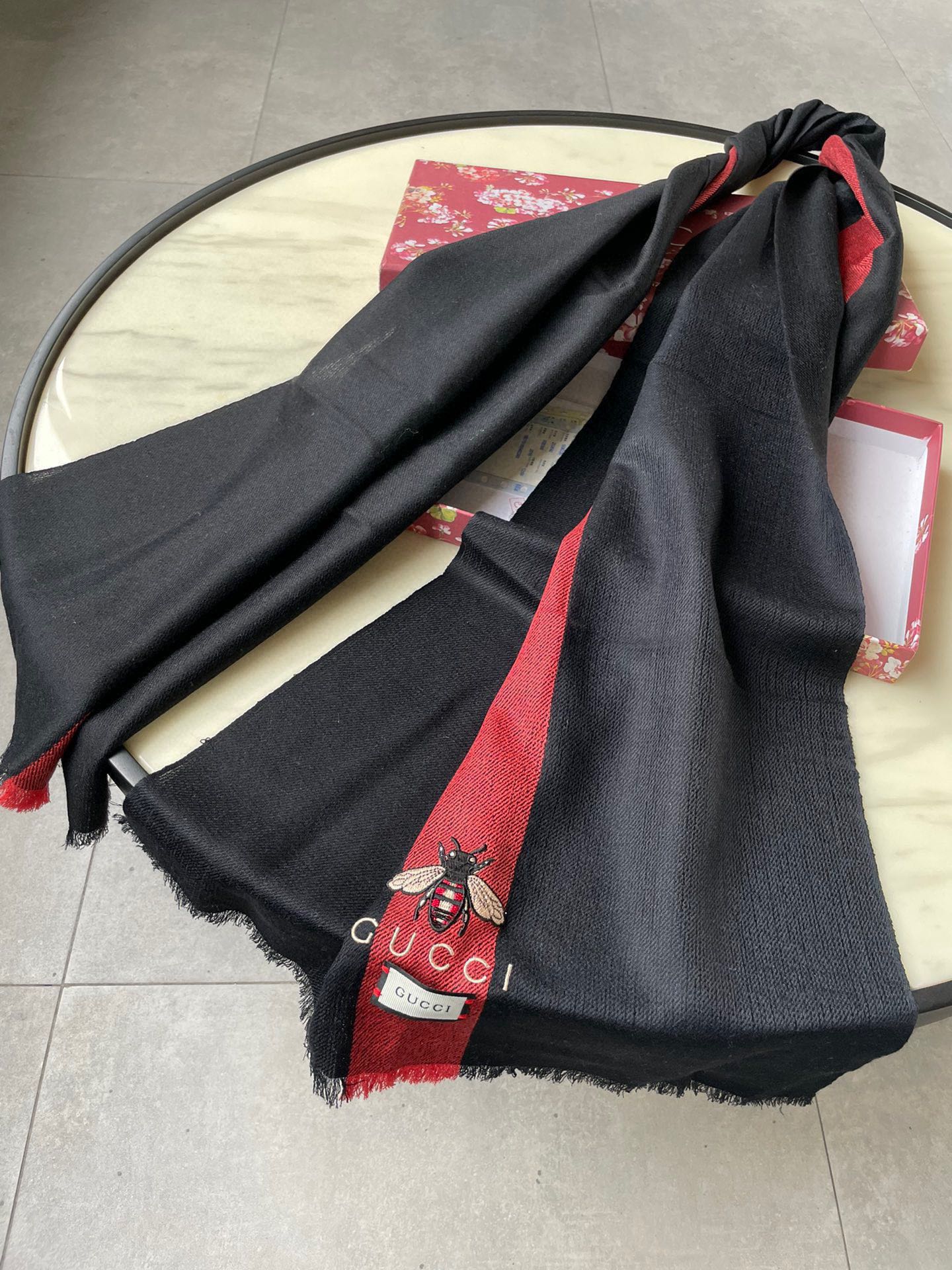 GUCCI SCARF 200 CM IN BLACK MIX RED CASHMERE WITH EMBROIDERED BEE 407516