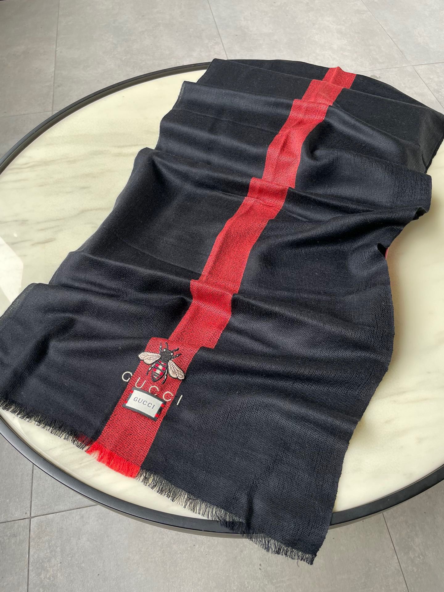 GUCCI SCARF 200 CM IN BLACK MIX RED CASHMERE WITH EMBROIDERED BEE 407516