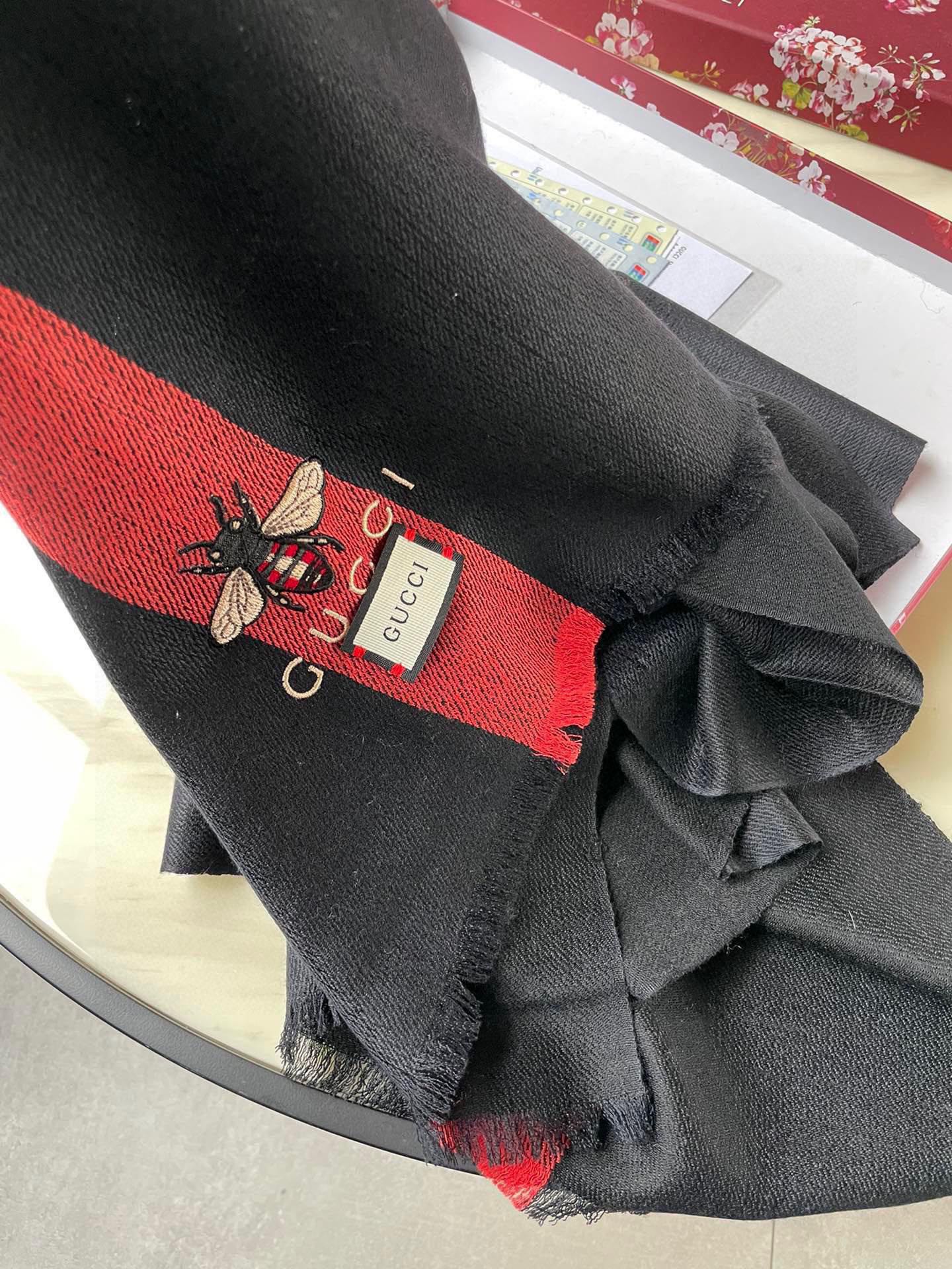 GUCCI SCARF 200 CM IN BLACK MIX RED CASHMERE WITH EMBROIDERED BEE 407516