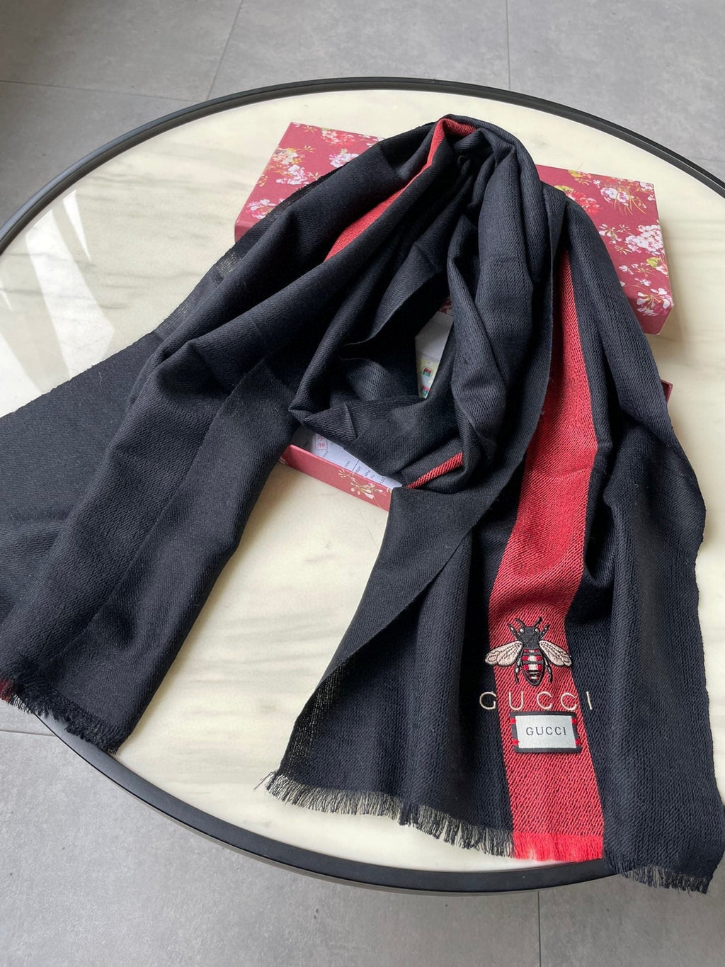 GUCCI SCARF 200 CM IN BLACK MIX RED CASHMERE WITH EMBROIDERED BEE 407516