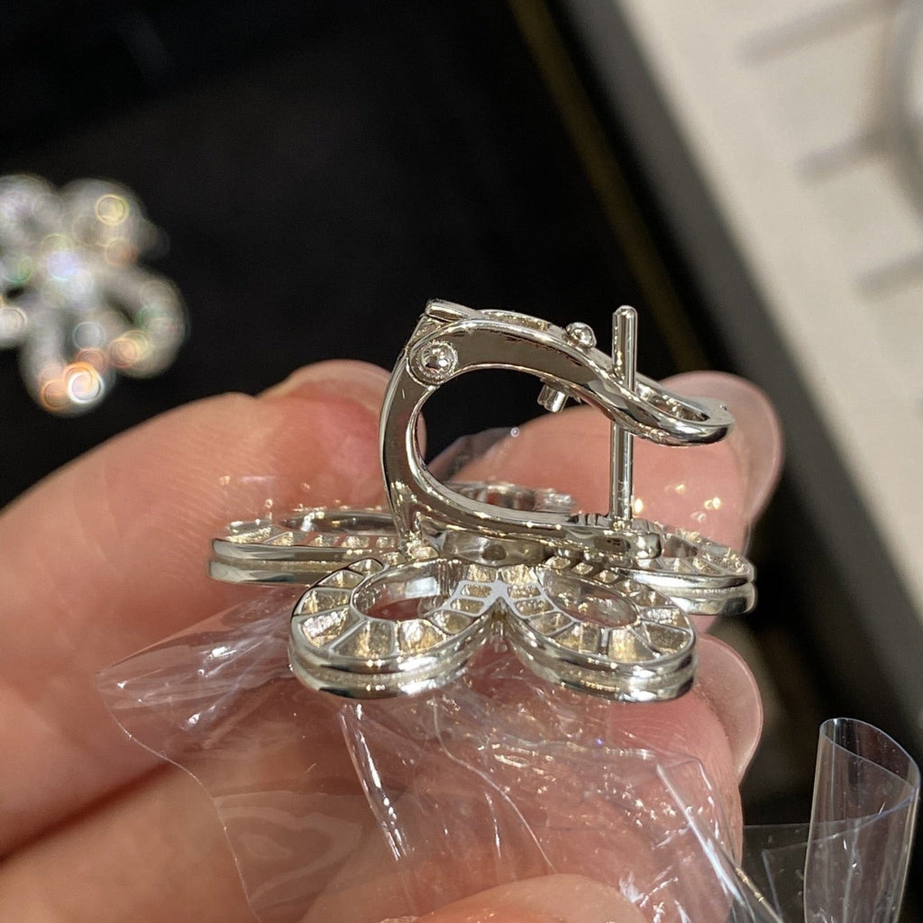 Van Cleef & Arpels LACE FLOWER SILVER EARRINGS
