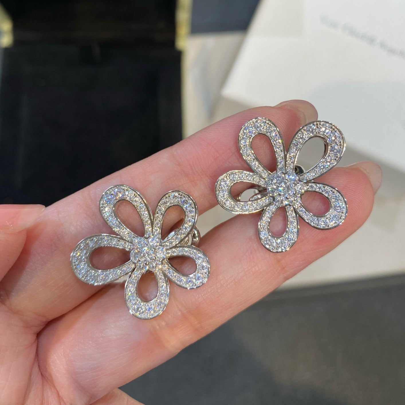 Van Cleef & Arpels LACE FLOWER SILVER EARRINGS
