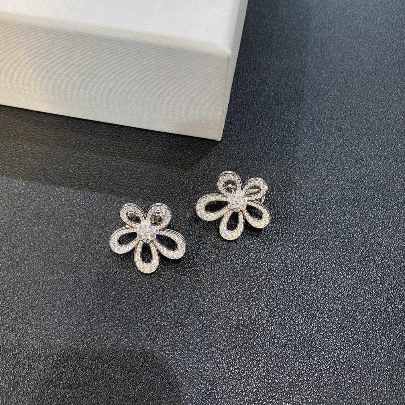 Van Cleef & Arpels LACE FLOWER SILVER EARRINGS