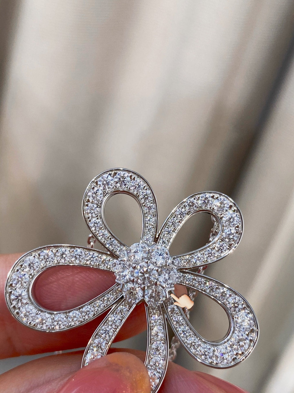 Van Cleef & Arpels LACE FLOWER SILVER PENDANT DIAMOND NECKLACE