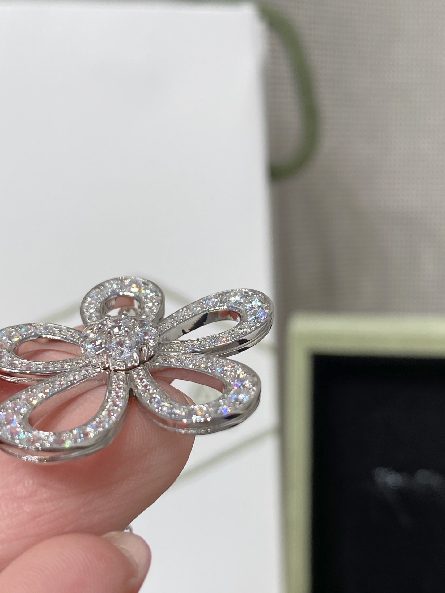 Van Cleef & Arpels LACE FLOWER SILVER PENDANT DIAMOND NECKLACE